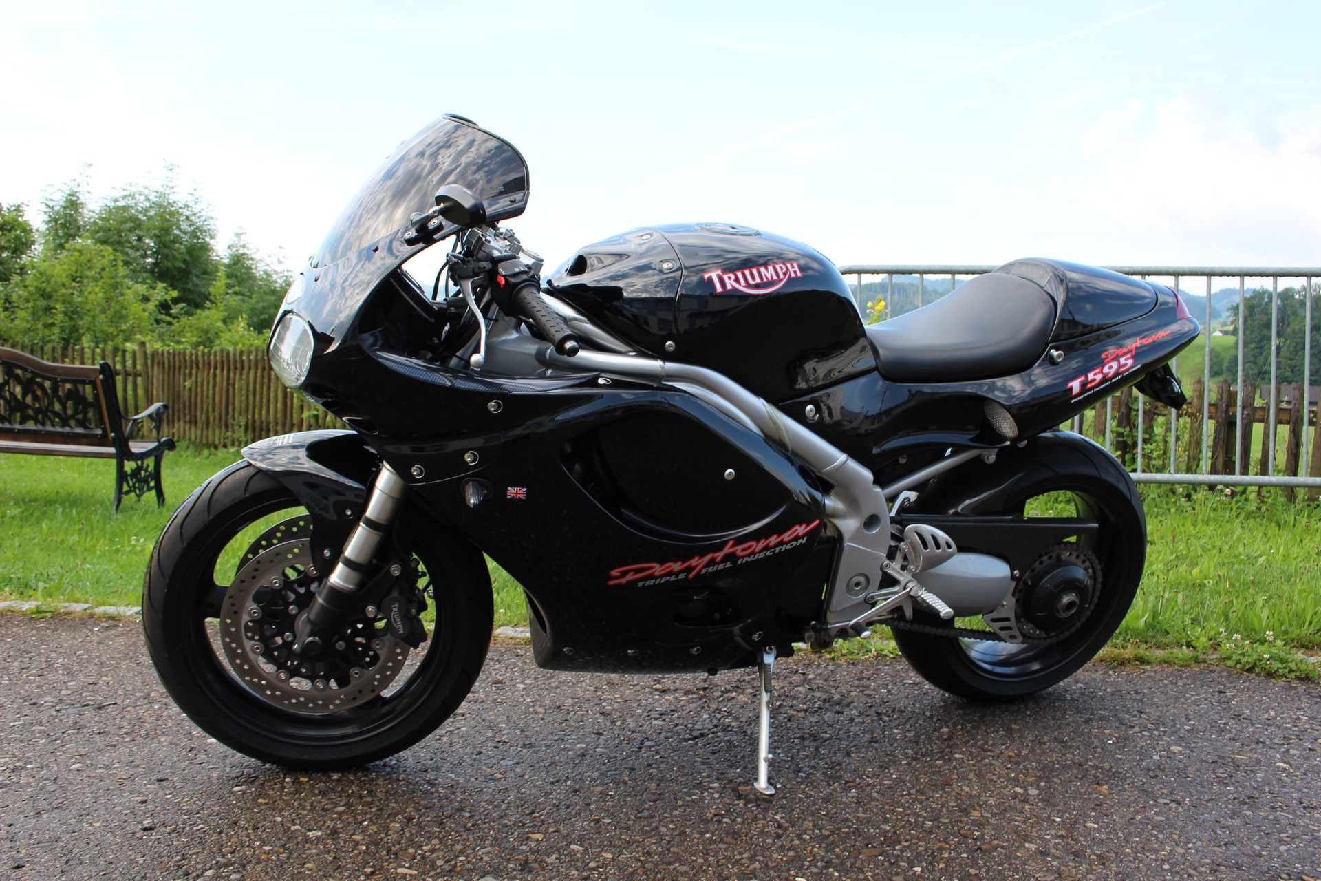 TRIUMPH Daytona 950 T595-image-1