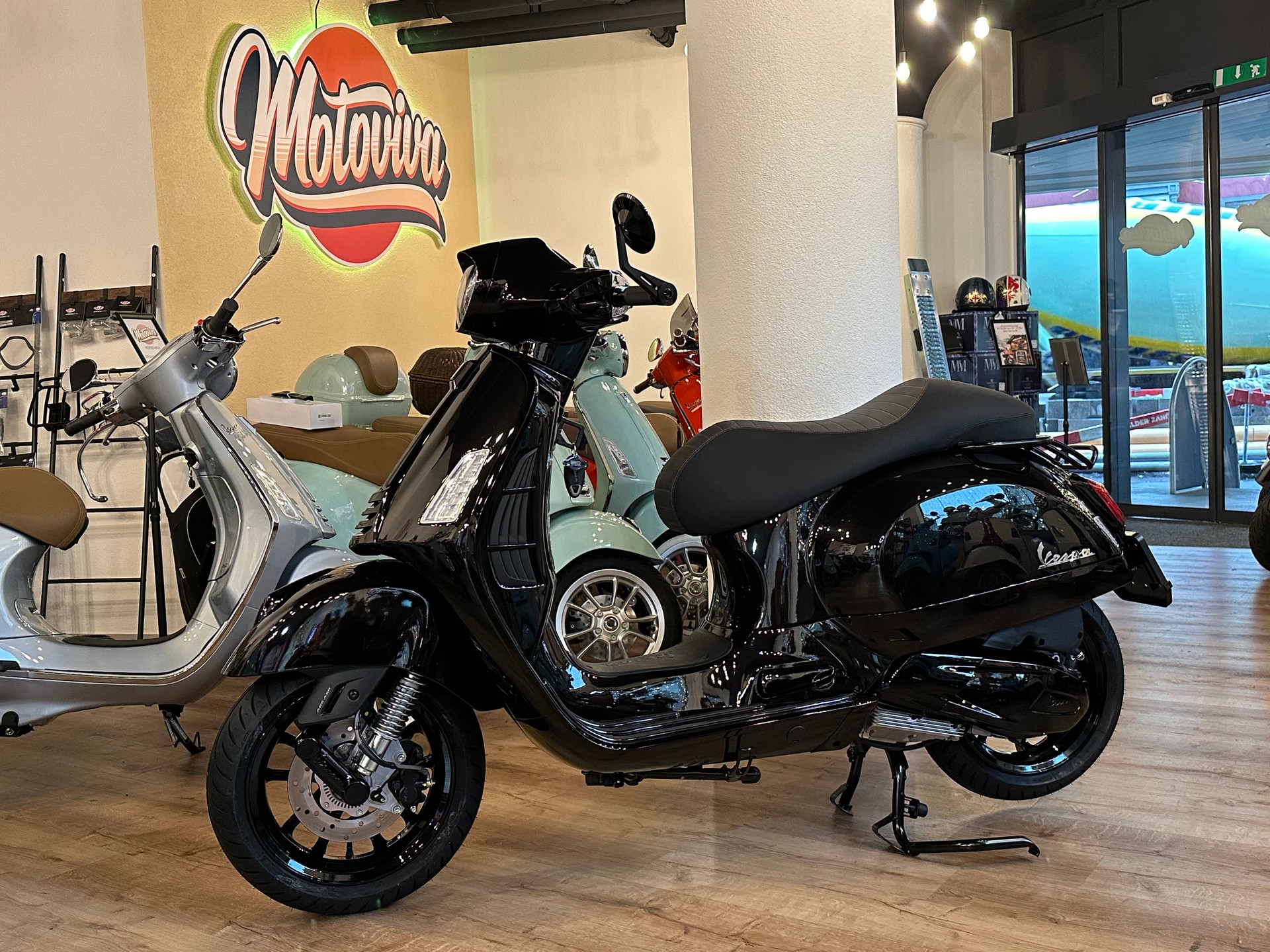 PIAGGIO Vespa GTS 300 ABS Black-Shiny-showroom-element-1