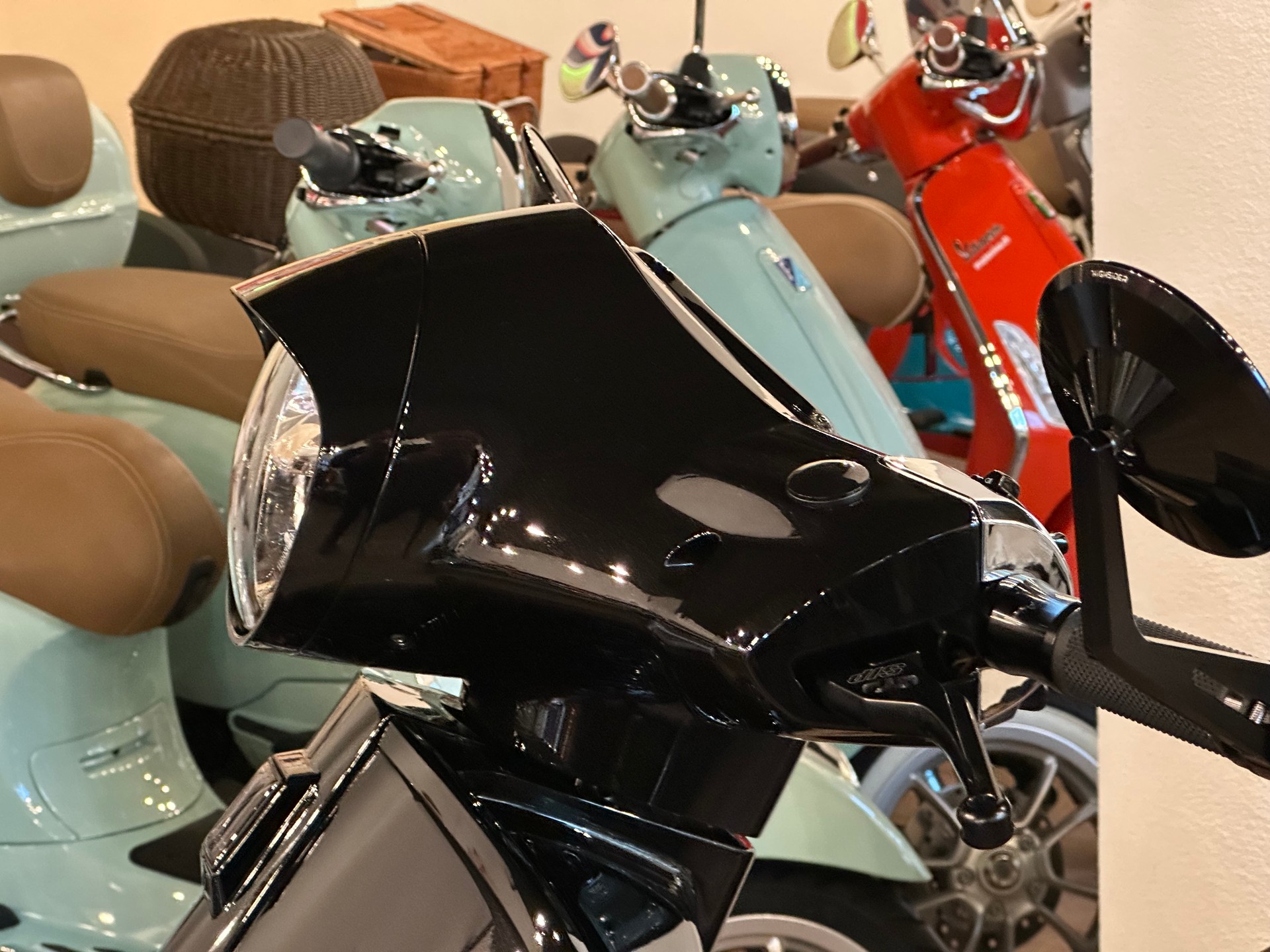 PIAGGIO Vespa GTS 300 ABS Black-Shiny-showroom-element-2