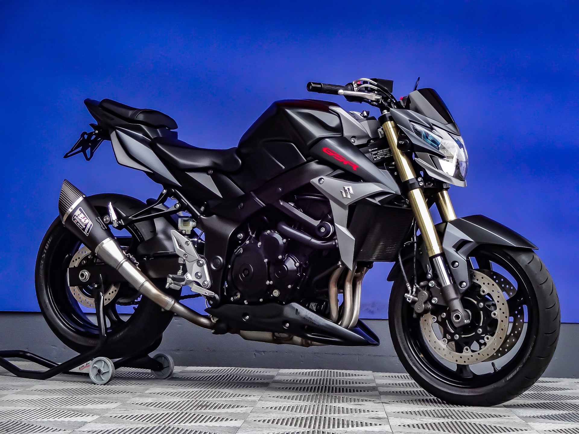 SUZUKI GSR 750 ABS-showroom-element-1