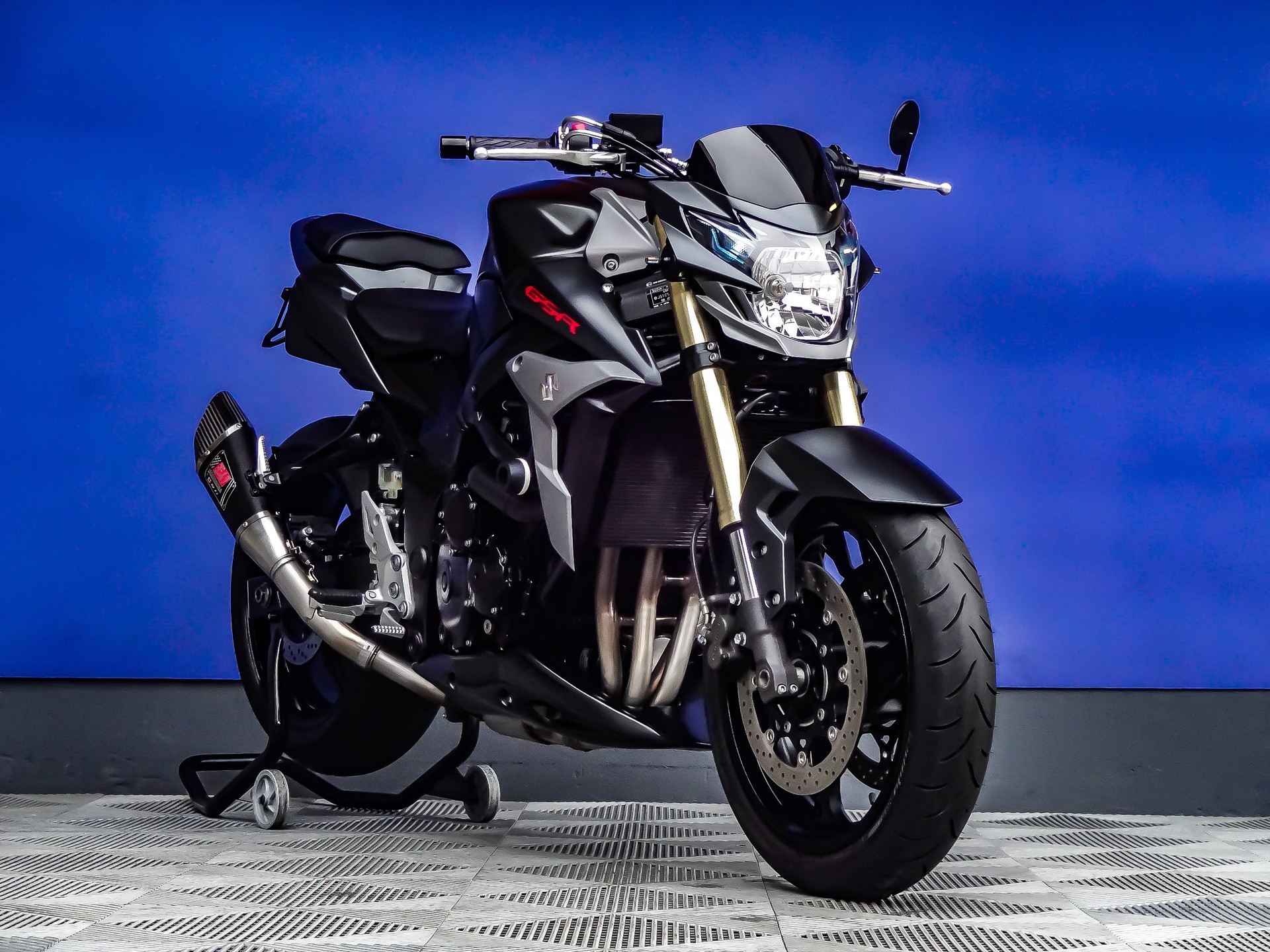 SUZUKI GSR 750 ABS-showroom-element-2