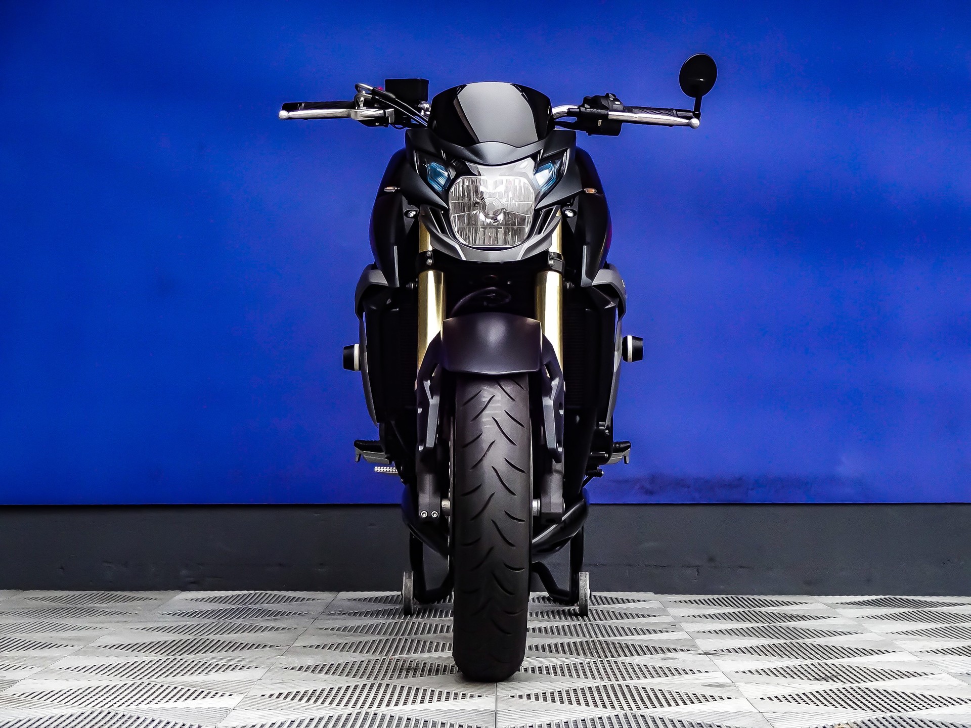 SUZUKI GSR 750 ABS-showroom-element-3
