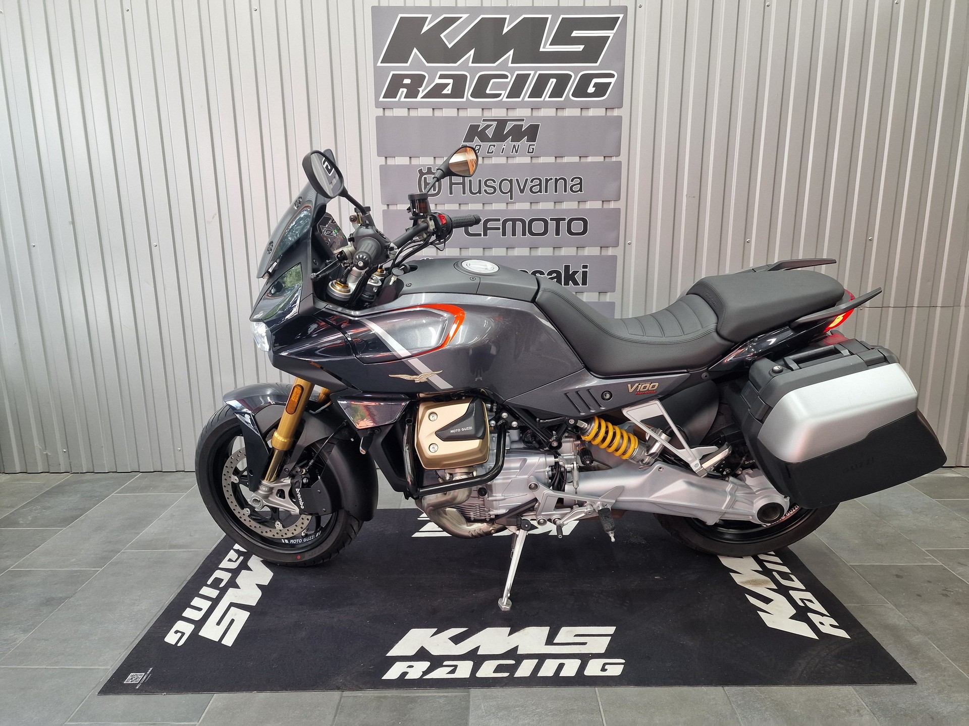 MOTO GUZZI V100 Mandello-showroom-element-1