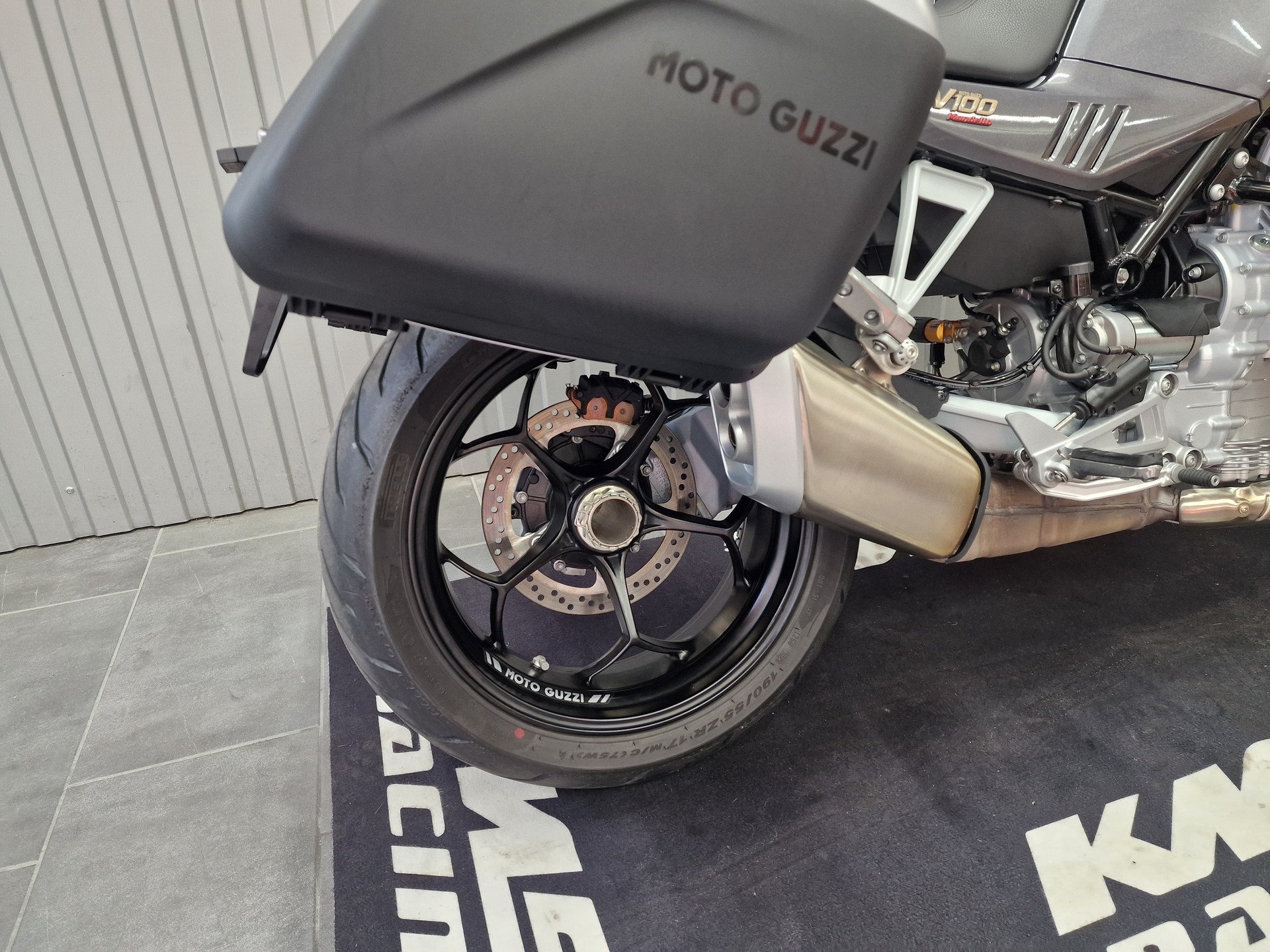 MOTO GUZZI V100 Mandello-showroom-element-2