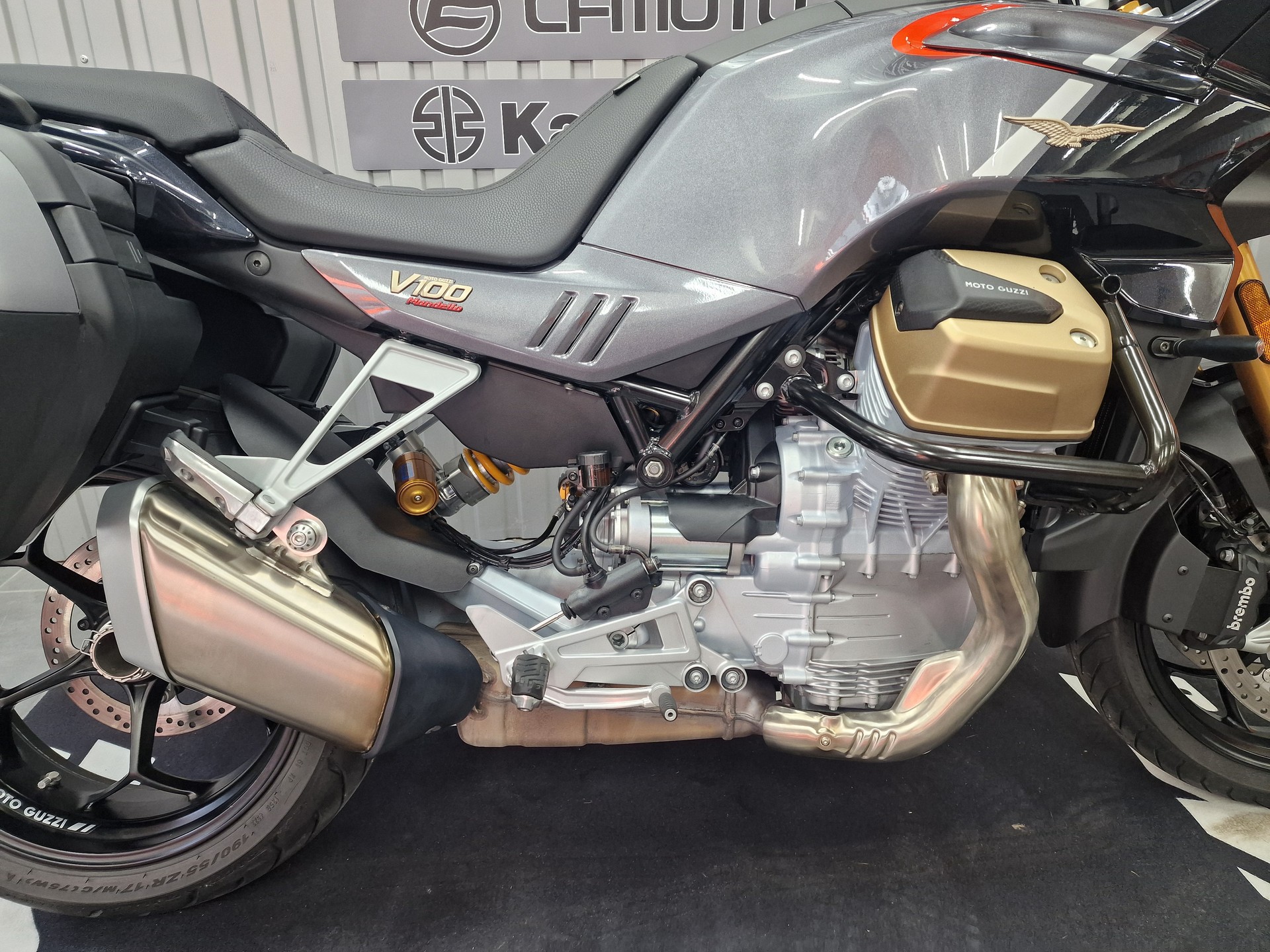 MOTO GUZZI V100 Mandello-showroom-element-3