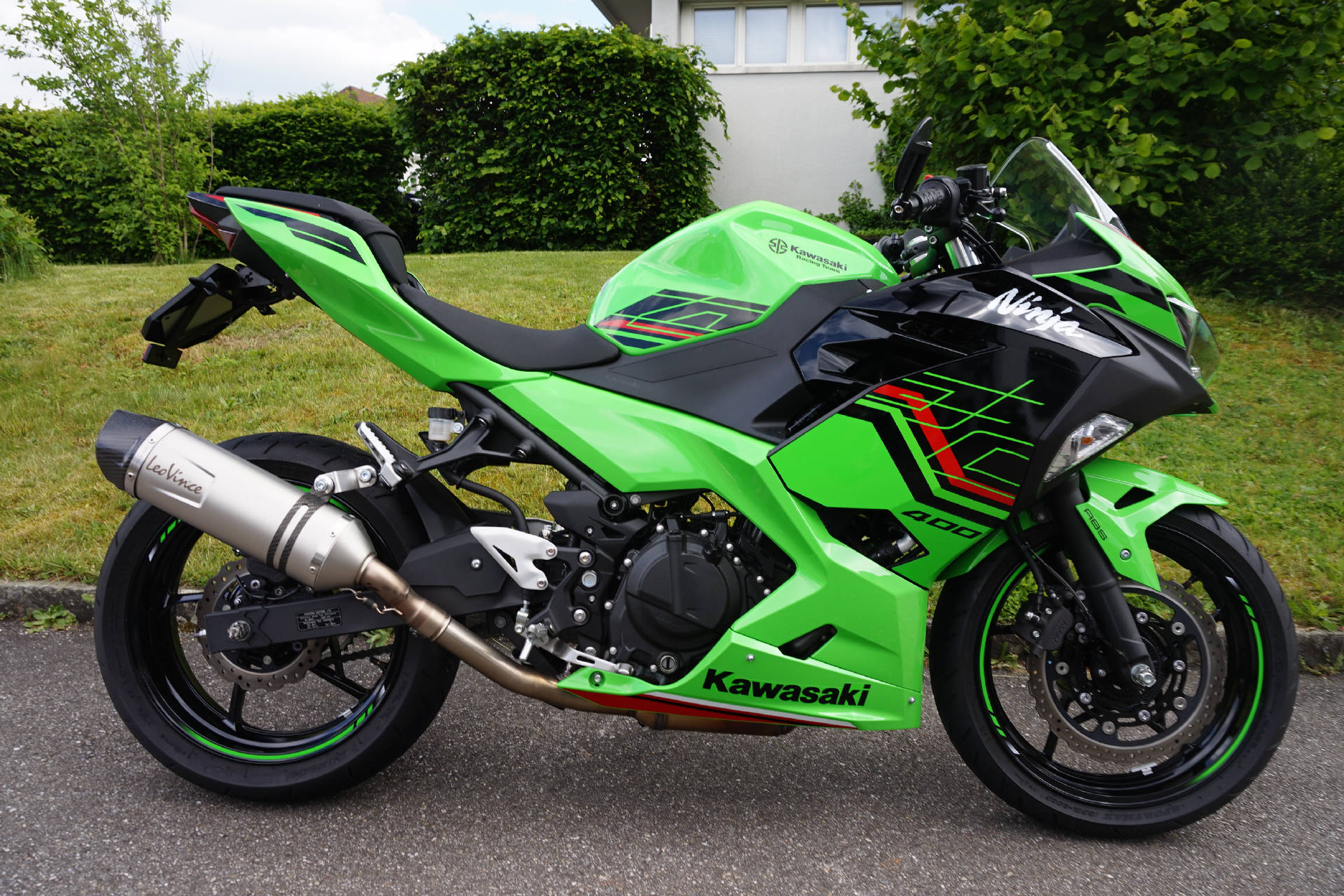 KAWASAKI Ninja 400 KRT Edition ABS mit Leovinci  LV One EVO Auspuff-showroom-element-2