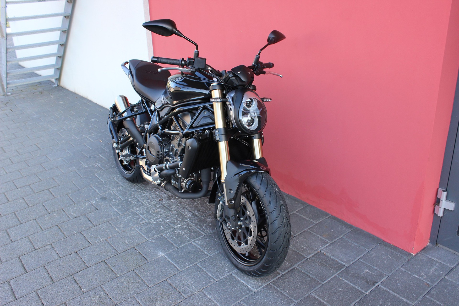 BENELLI 752 S-showroom-element-2
