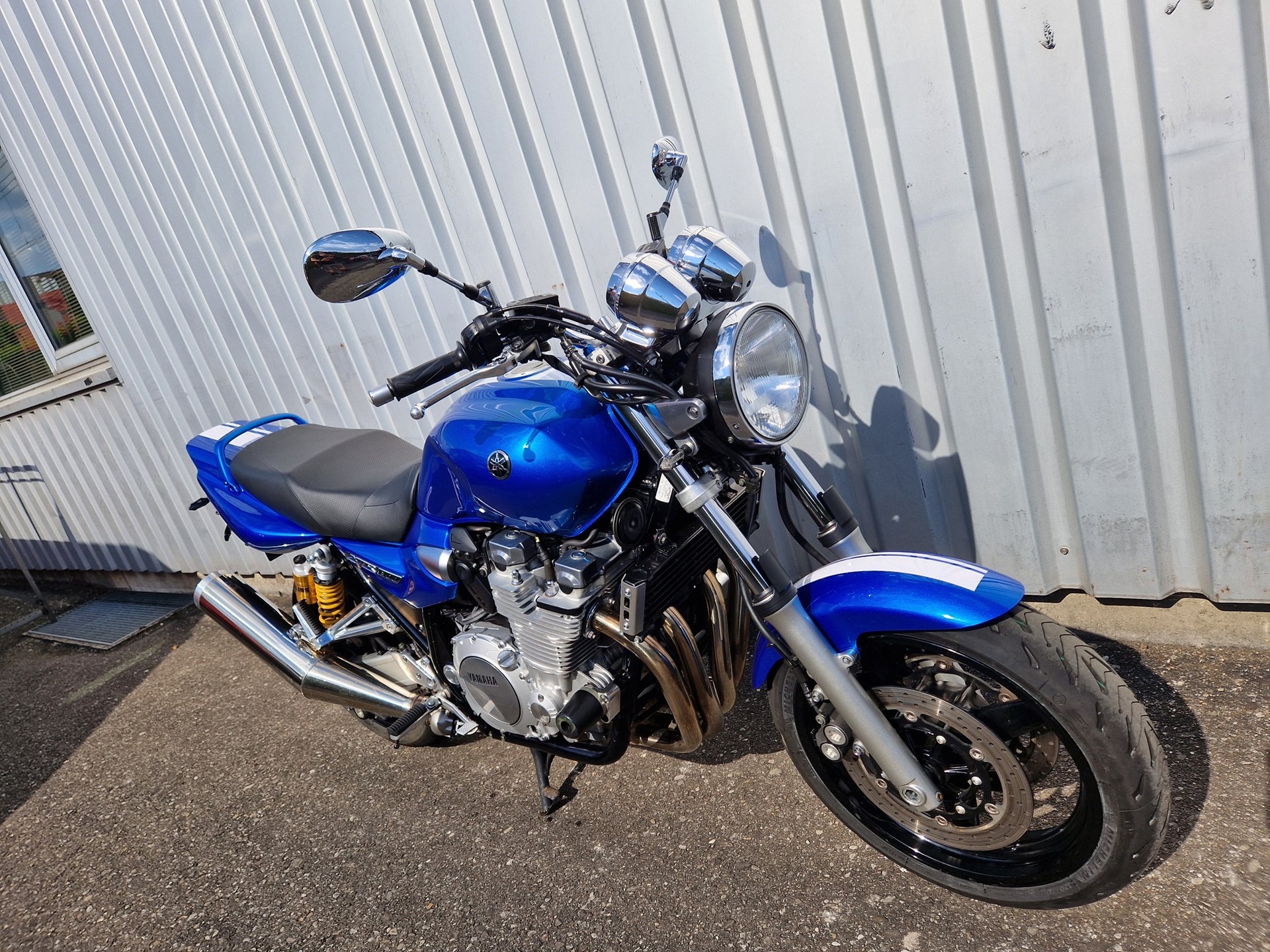 YAMAHA XJR 1300-showroom-element-1