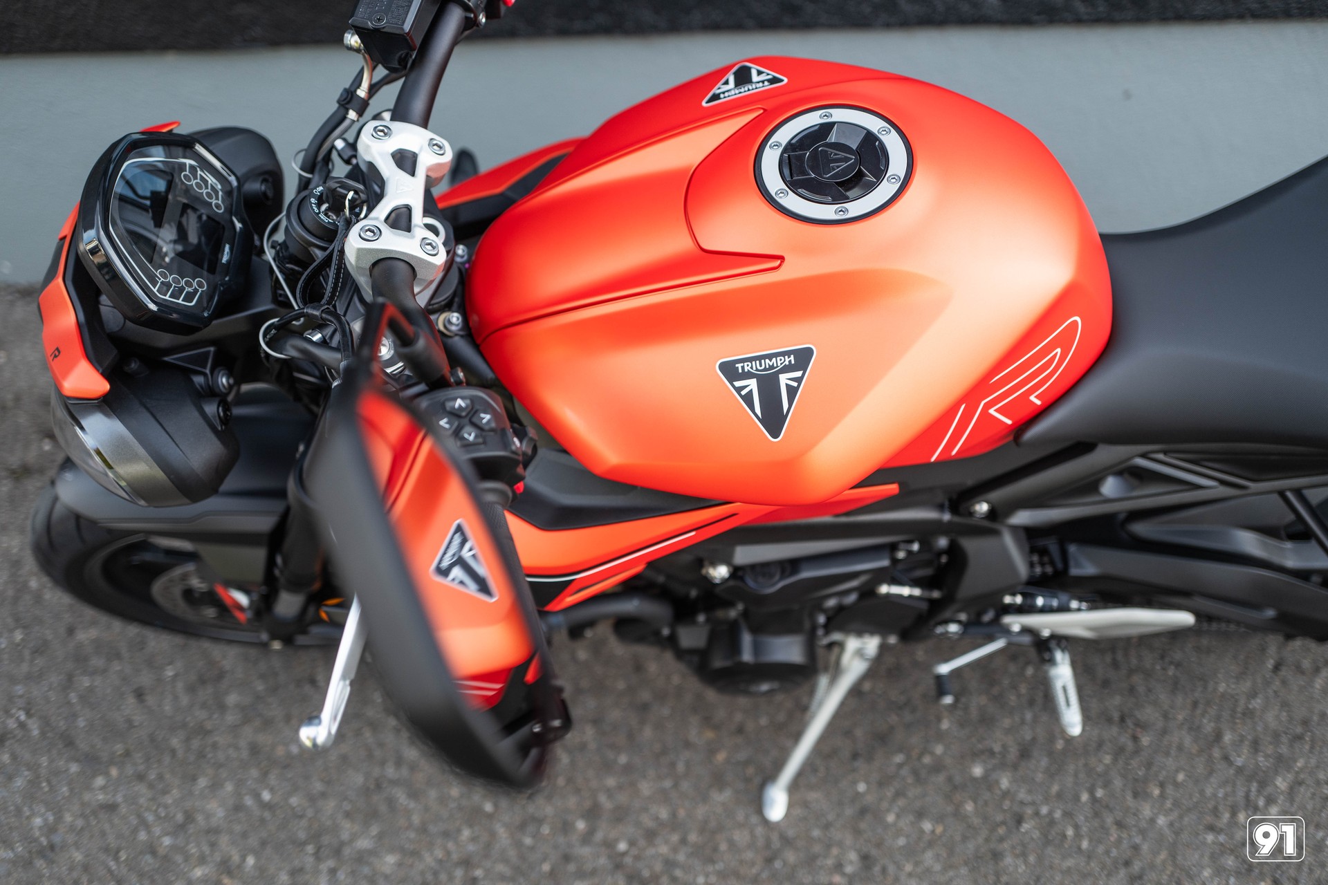 TRIUMPH R-showroom-element-2