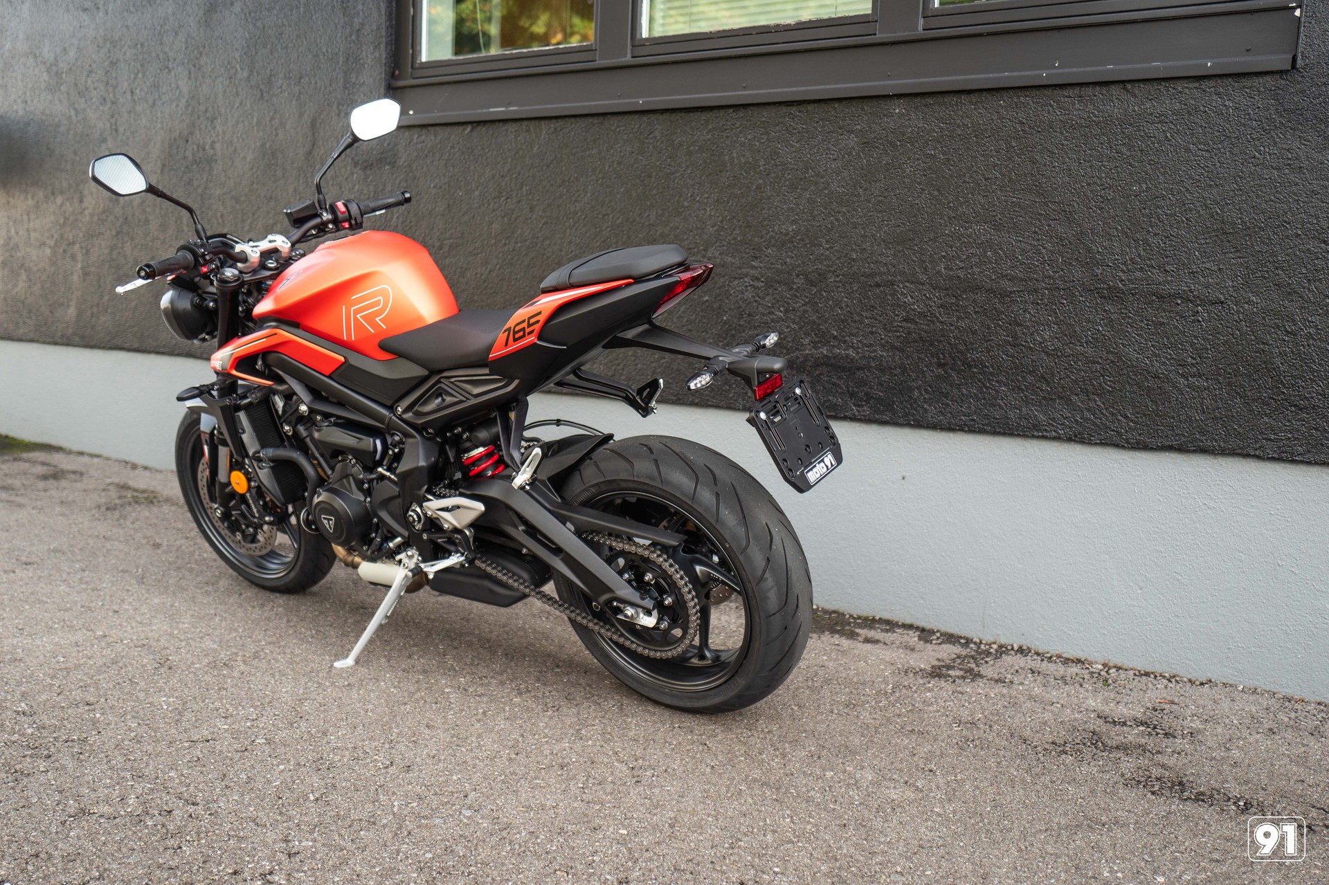 TRIUMPH R-showroom-element-3