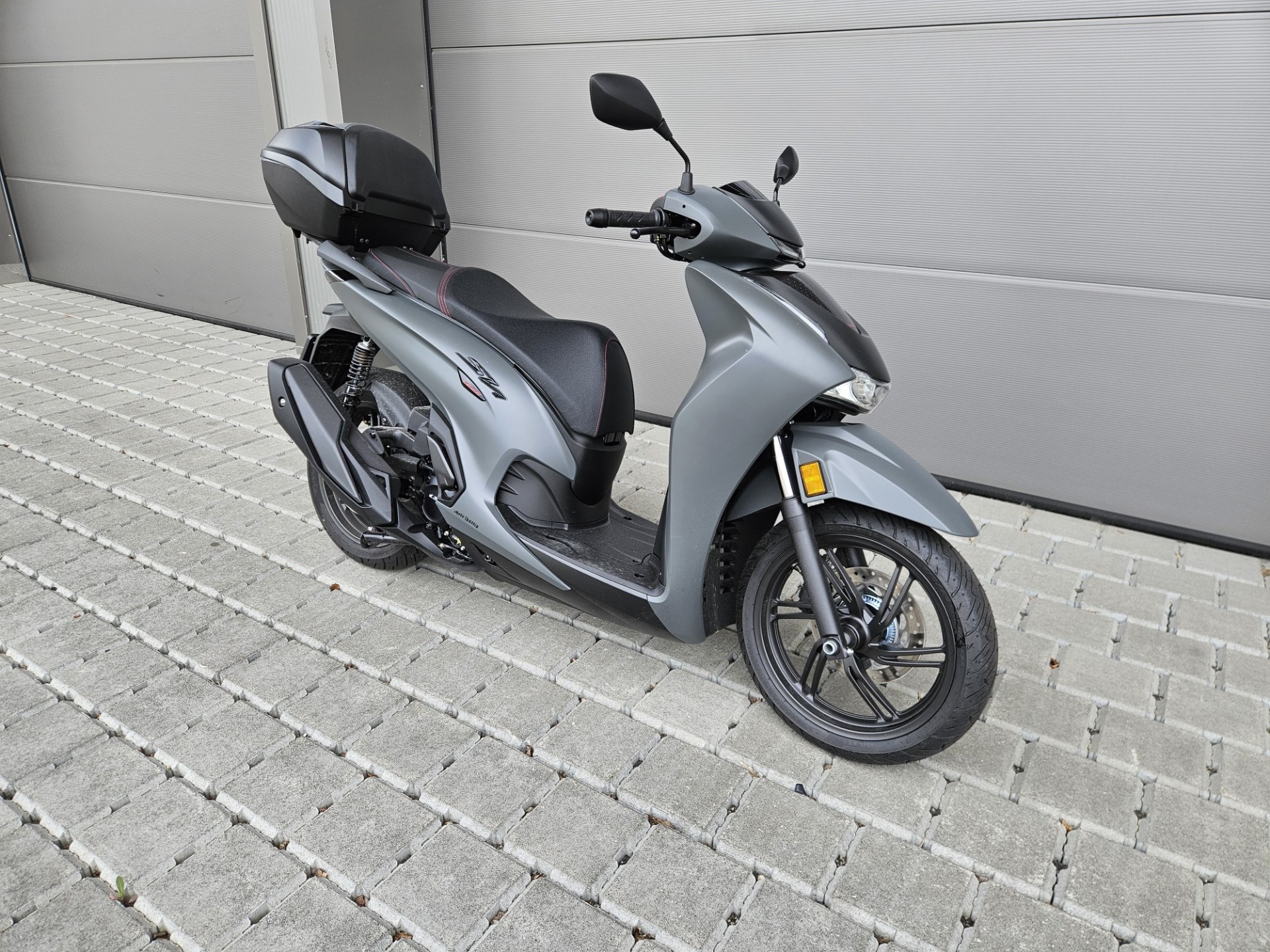 HONDA SH 350 Sporty-showroom-element-1