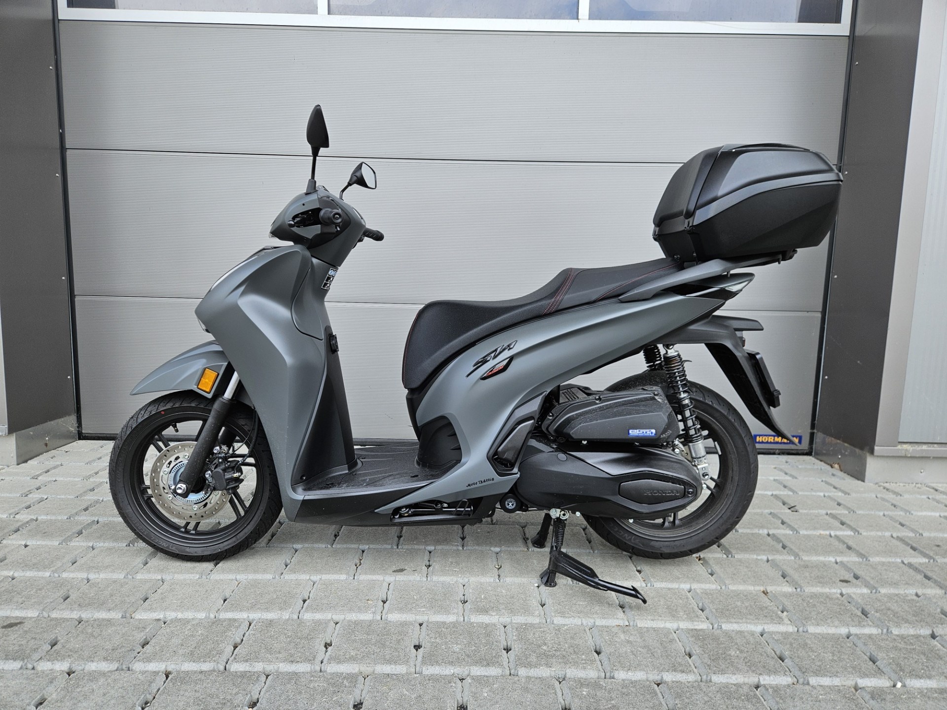 HONDA SH 350 Sporty-showroom-element-2