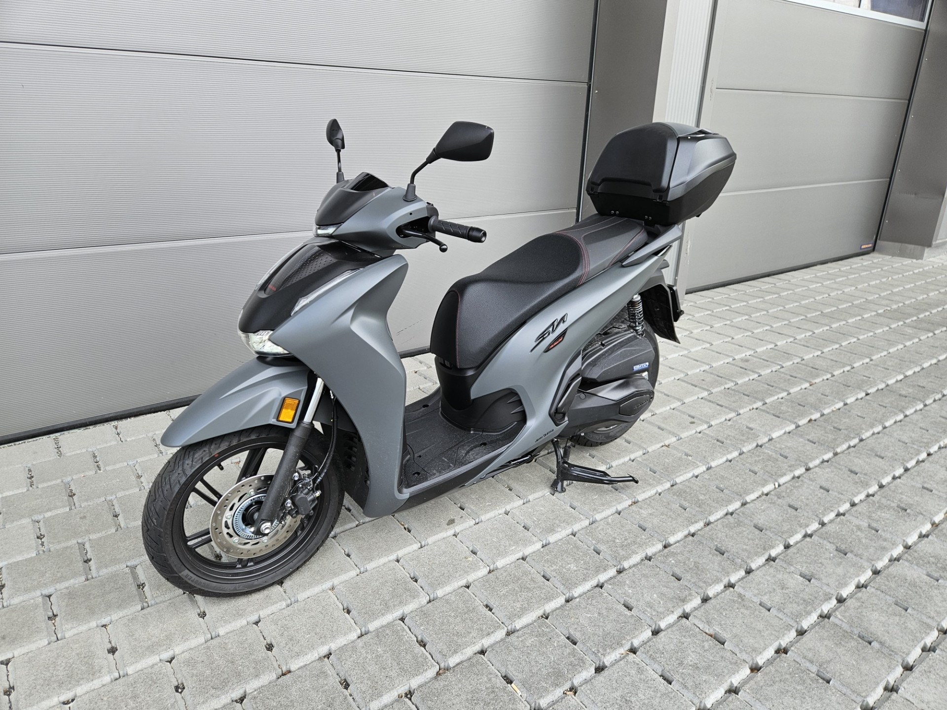 HONDA SH 350 Sporty-showroom-element-3