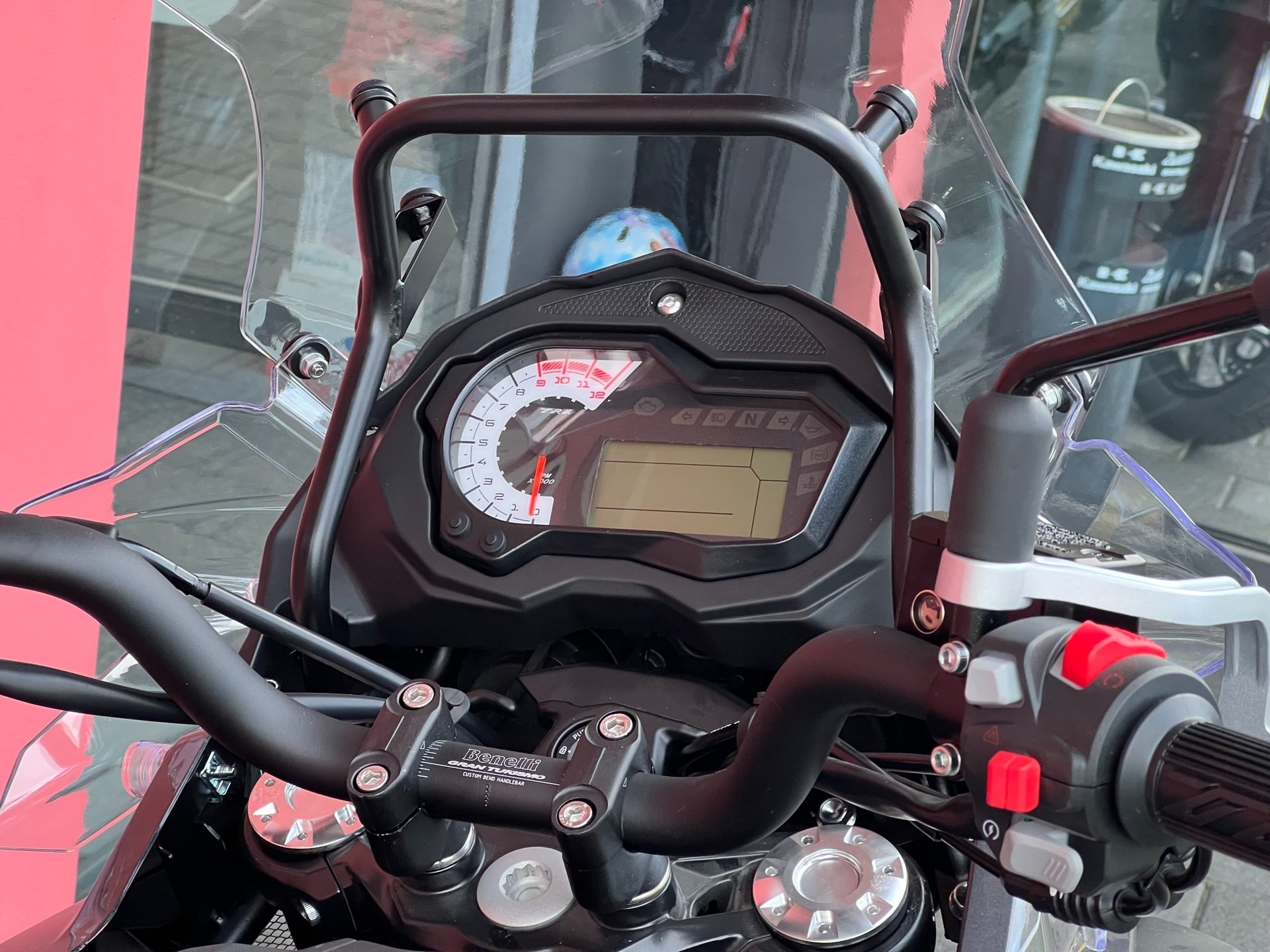 BENELLI TRK 502-showroom-element-2