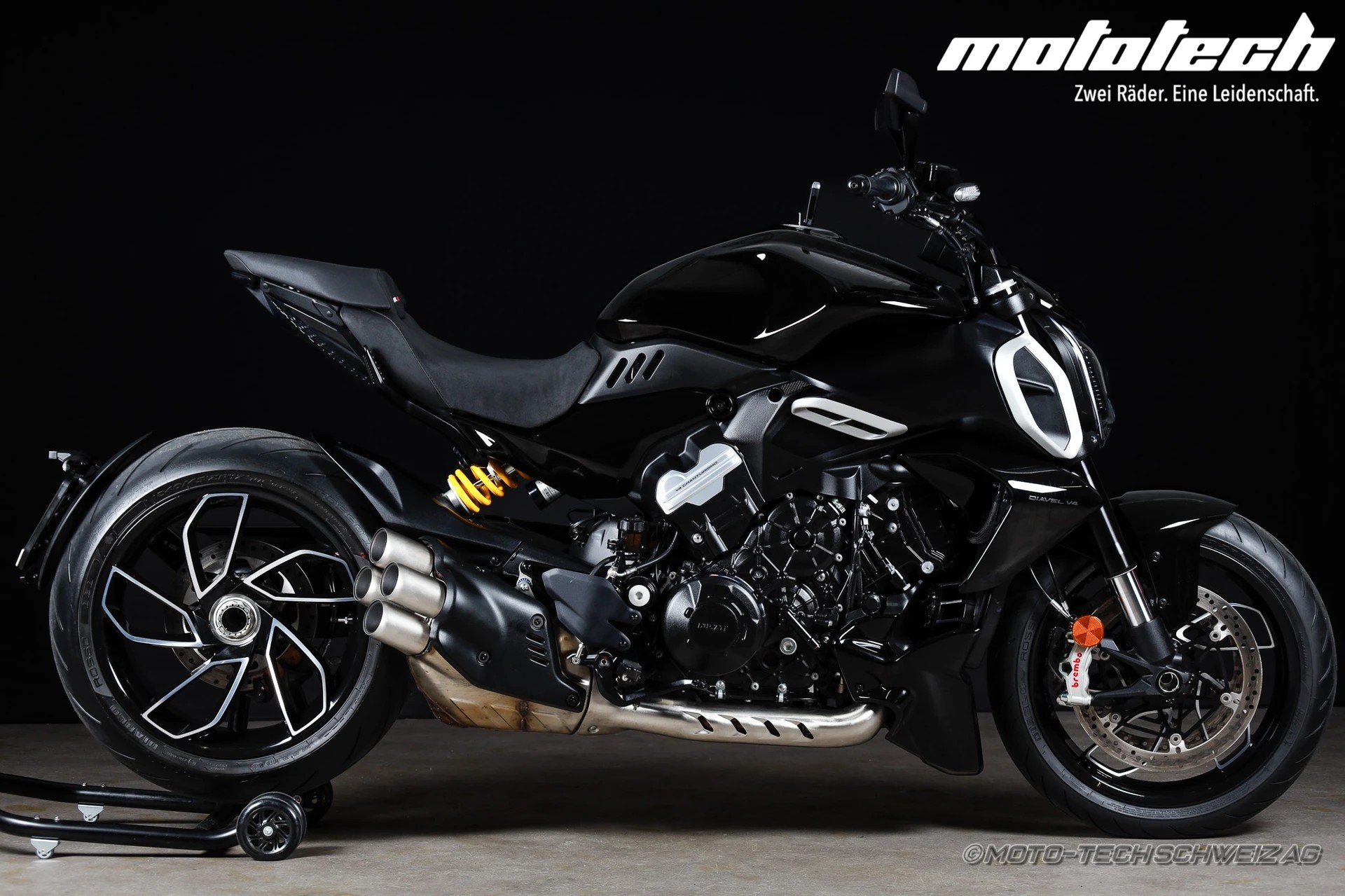 DUCATI Diavel V4-showroom-element-1