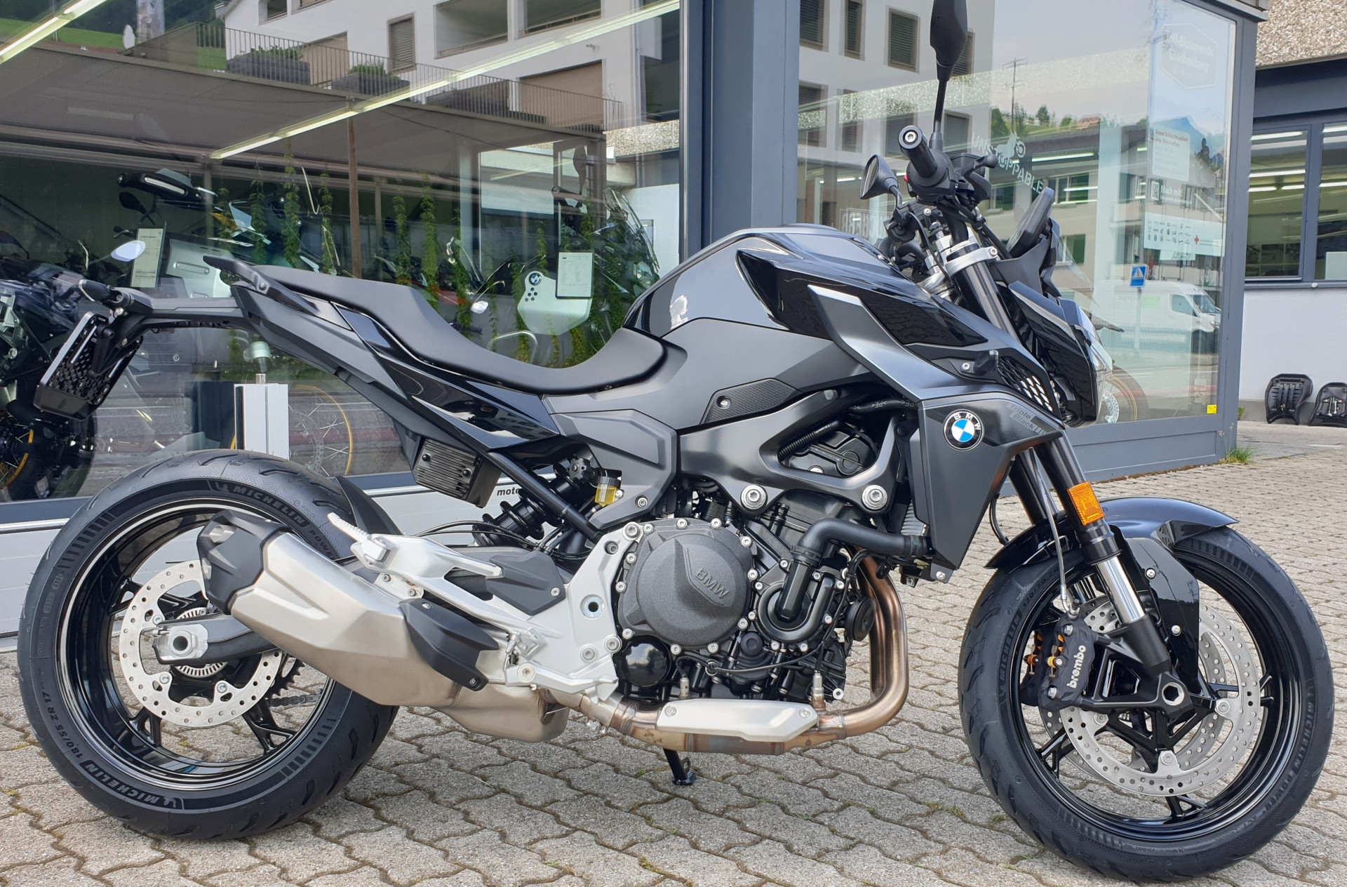 BMW F 900 R A2 Triple Black-showroom-element-1
