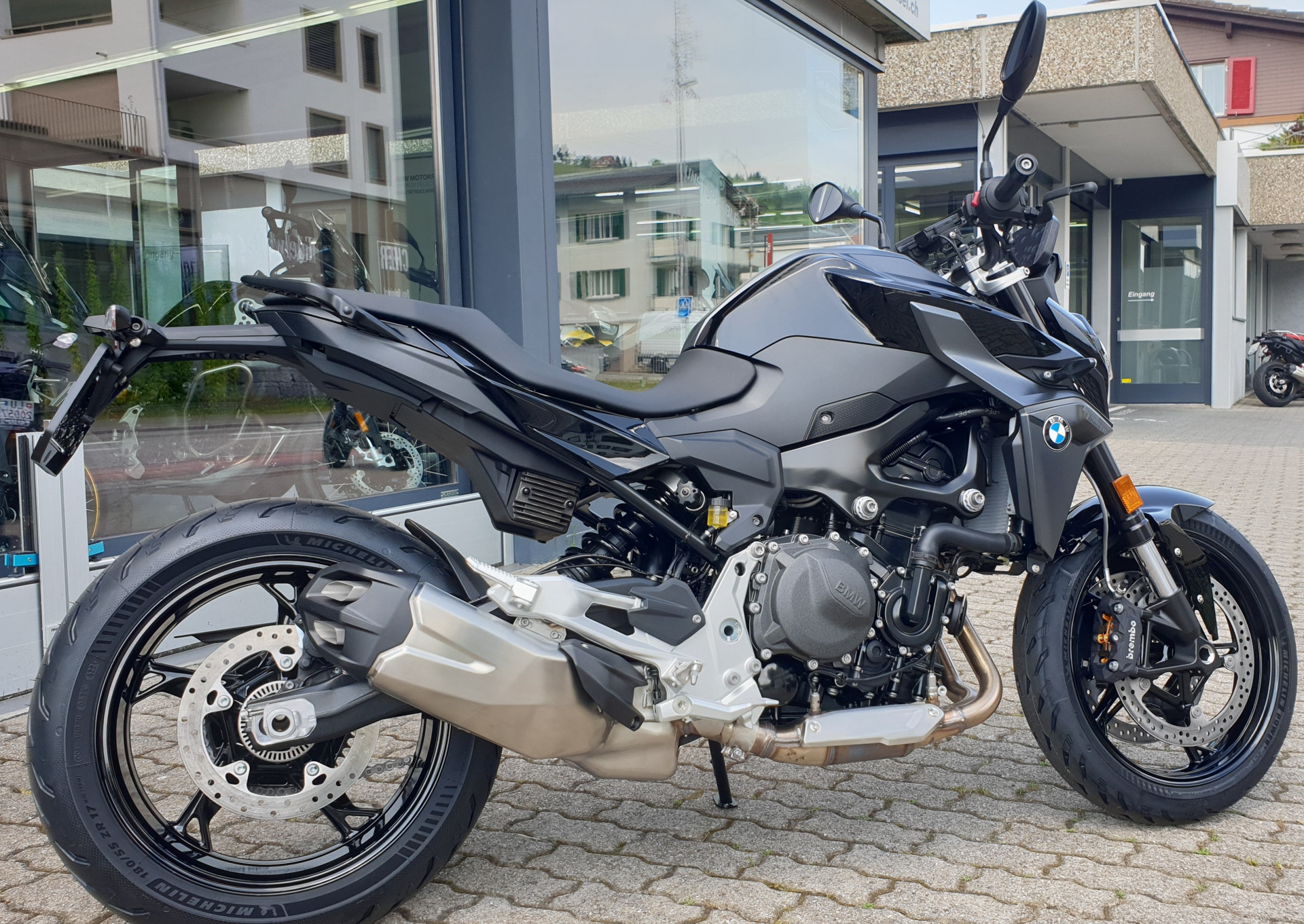 BMW F 900 R A2 Triple Black-showroom-element-2