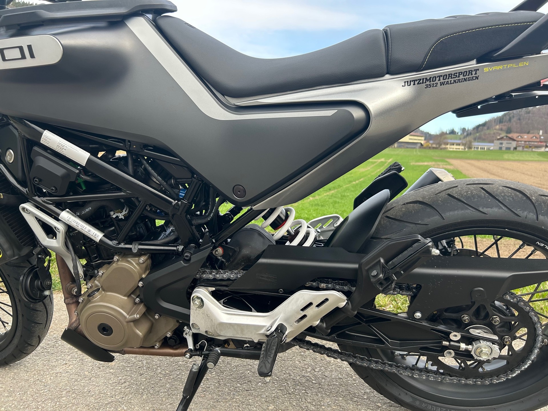 HUSQVARNA Svartpilen 401-image-6