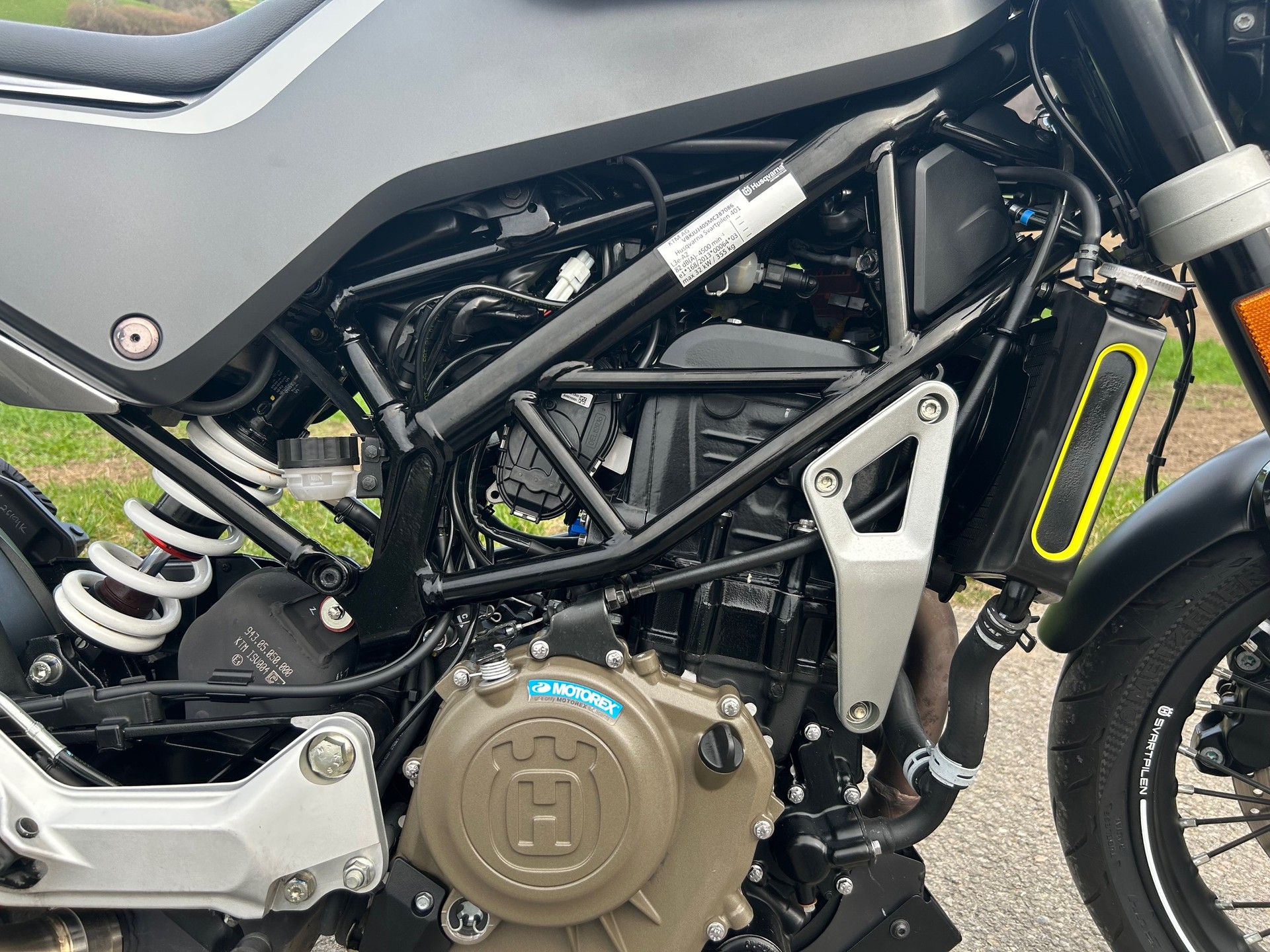 HUSQVARNA Svartpilen 401-image-2