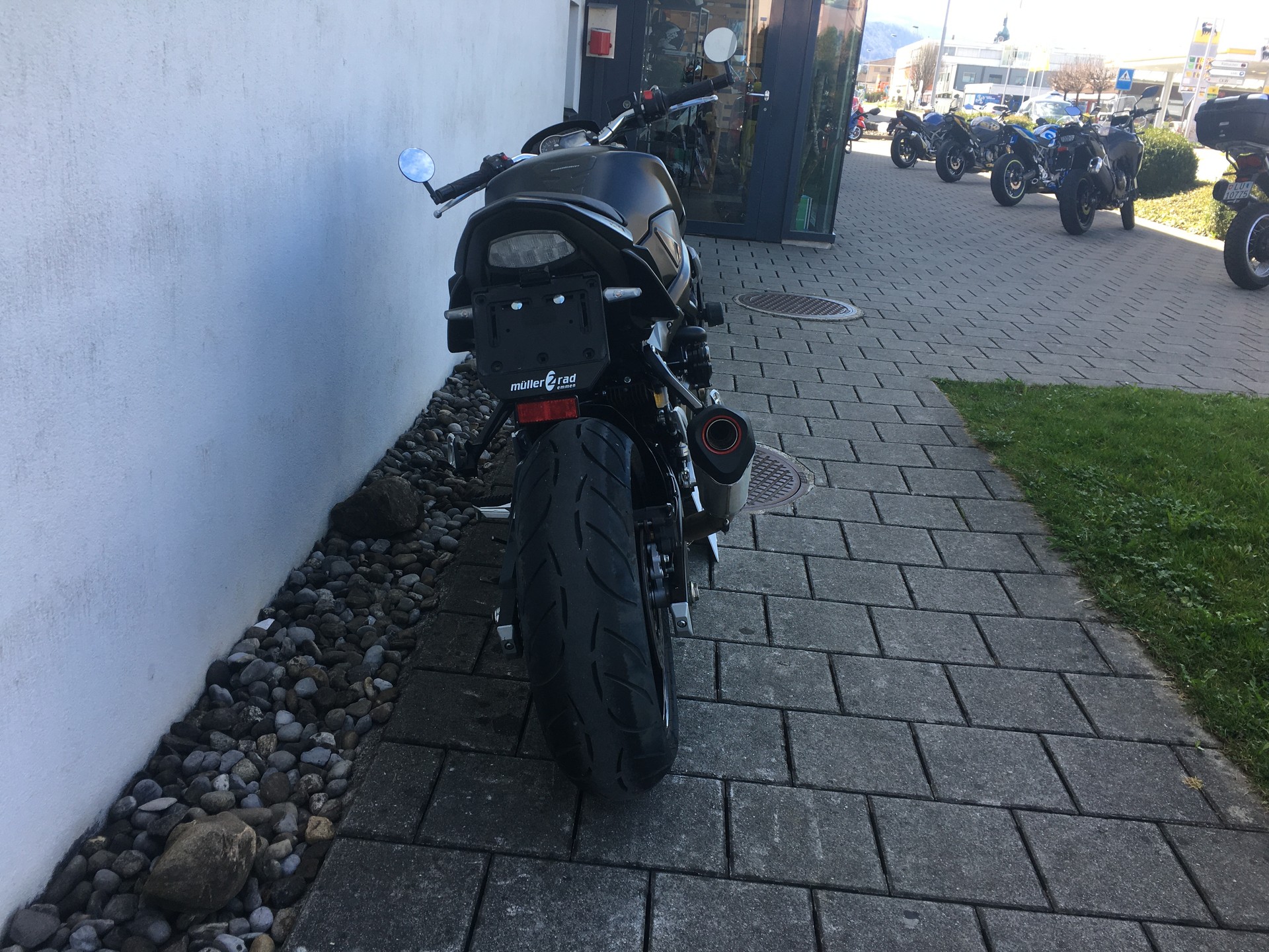 SUZUKI GSR 750 ABS-showroom-element-2