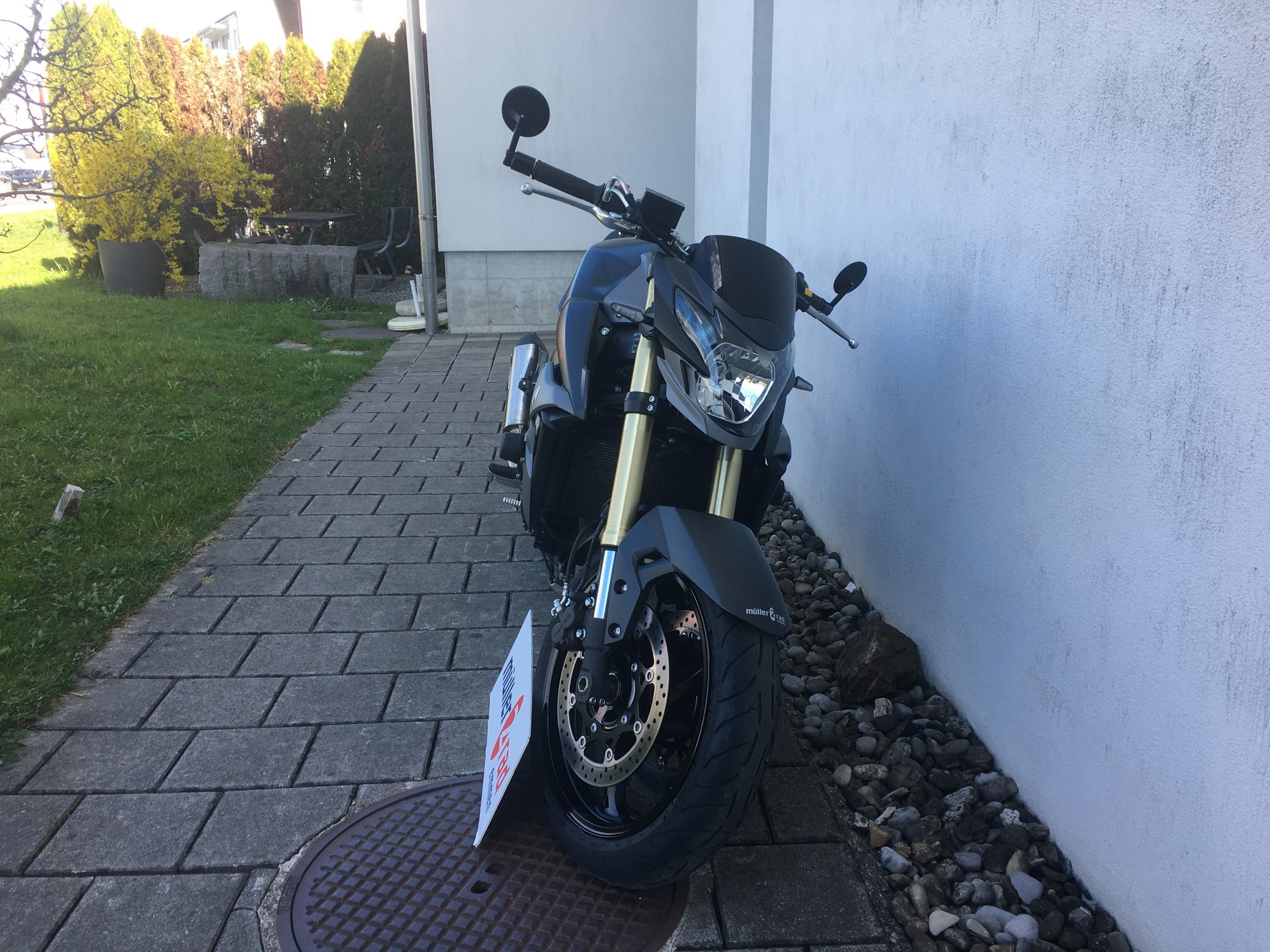 SUZUKI GSR 750 ABS-showroom-element-1