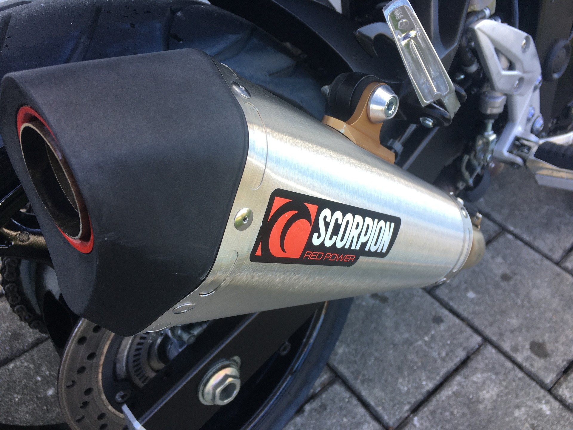 SUZUKI GSR 750 ABS-showroom-element-3