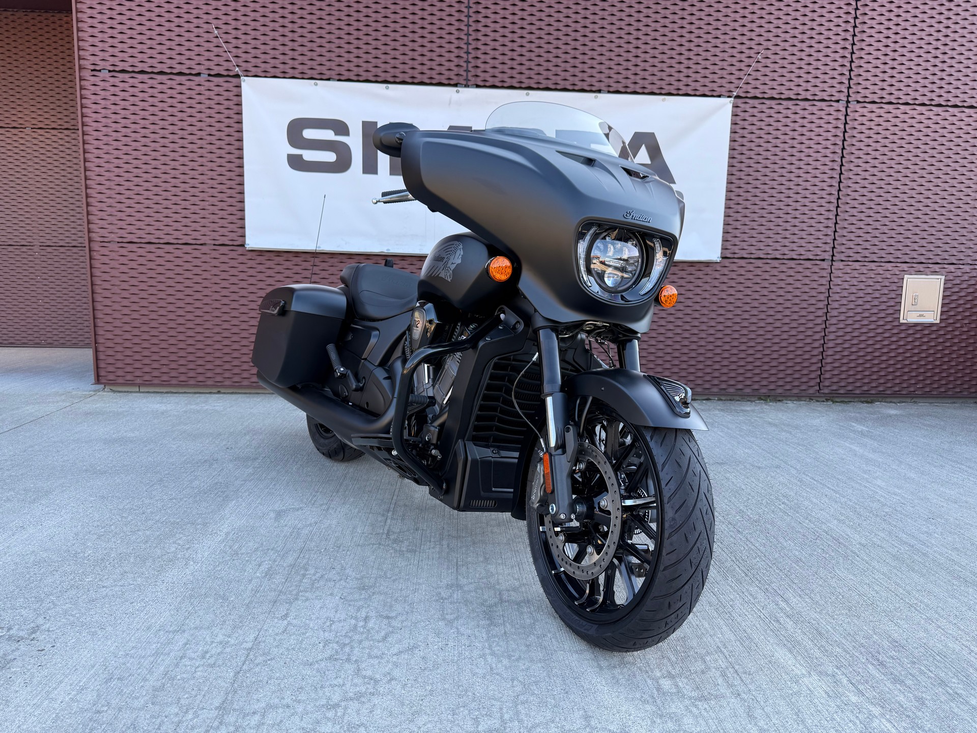 INDIAN Dark Horse 2025-showroom-element-1
