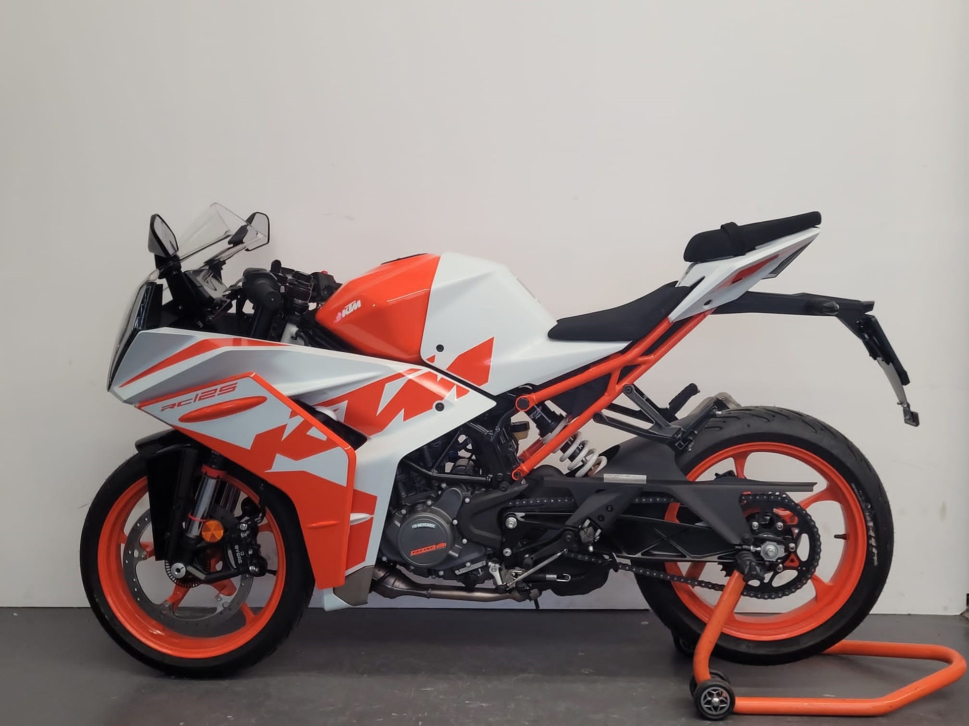 KTM RC 125-showroom-element-1