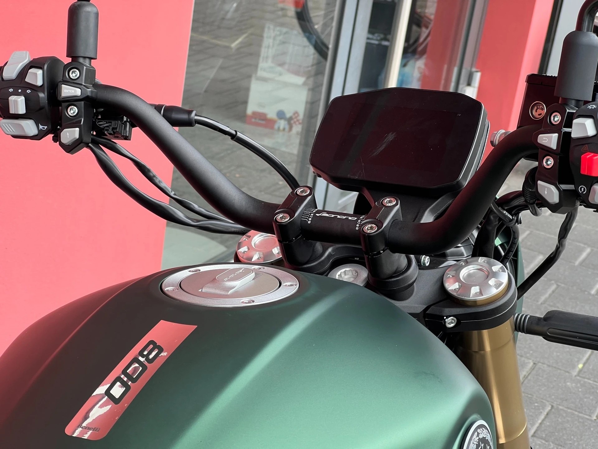 BENELLI Leoncino 800-showroom-element-1