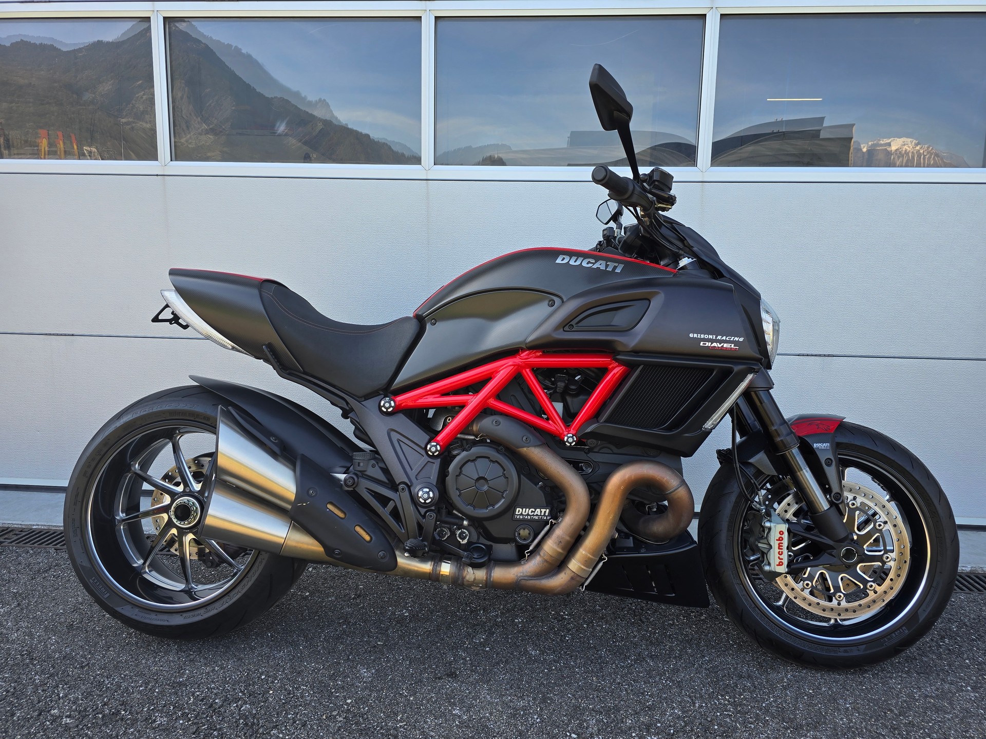 DUCATI Diavel 1200 Carbon red