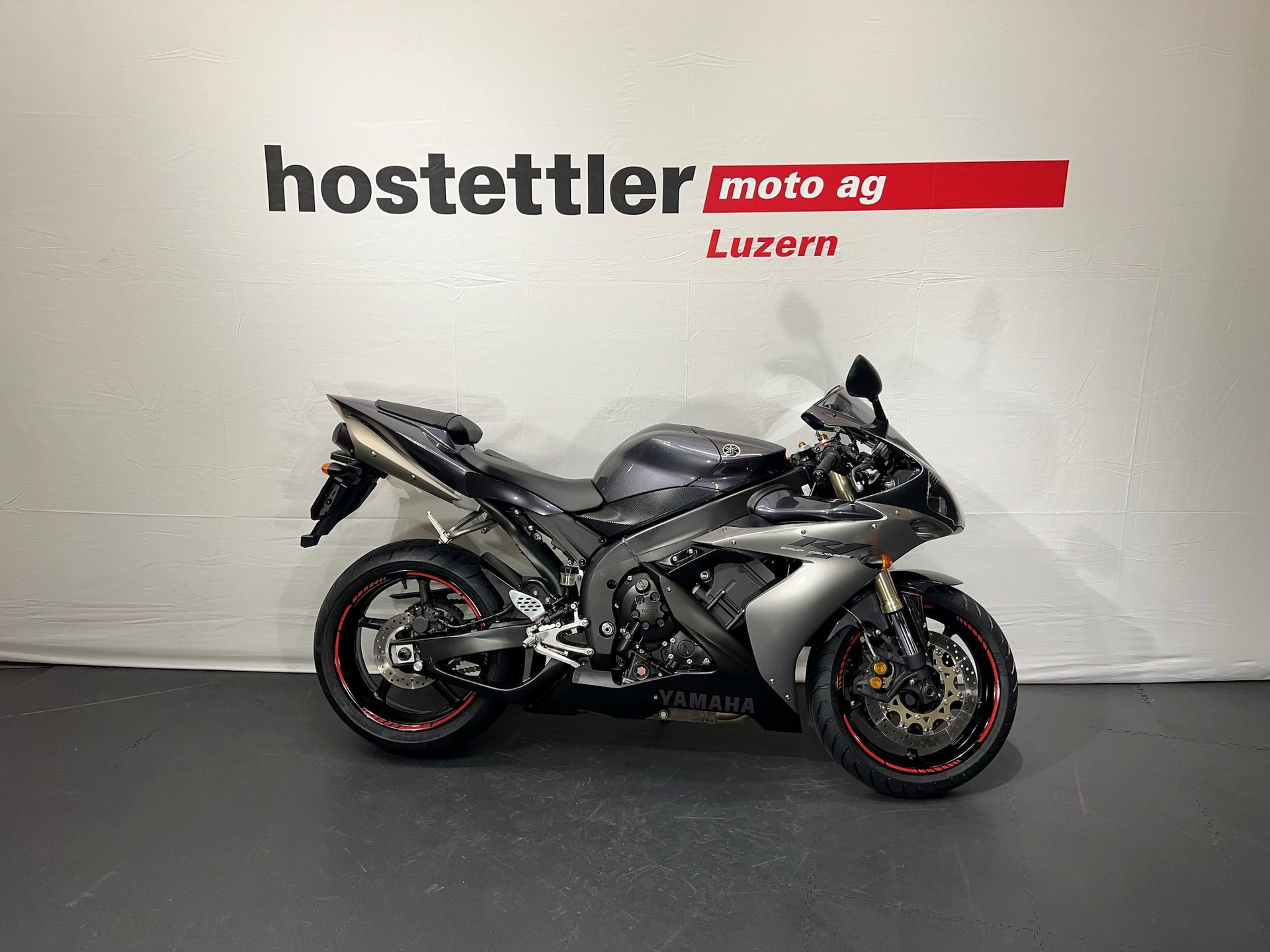 YAMAHA YZF-R1-showroom-element-1