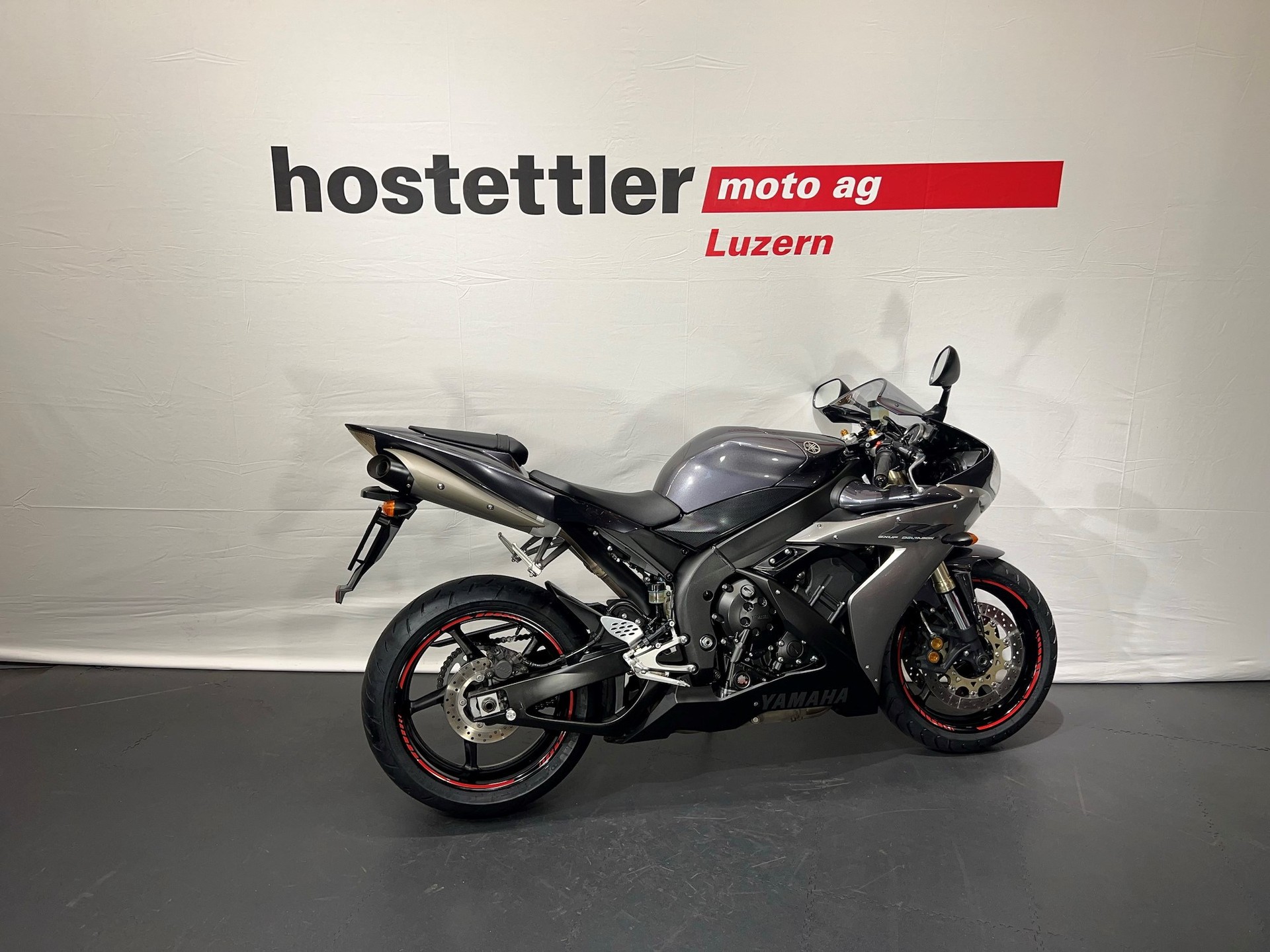 YAMAHA YZF-R1-showroom-element-3