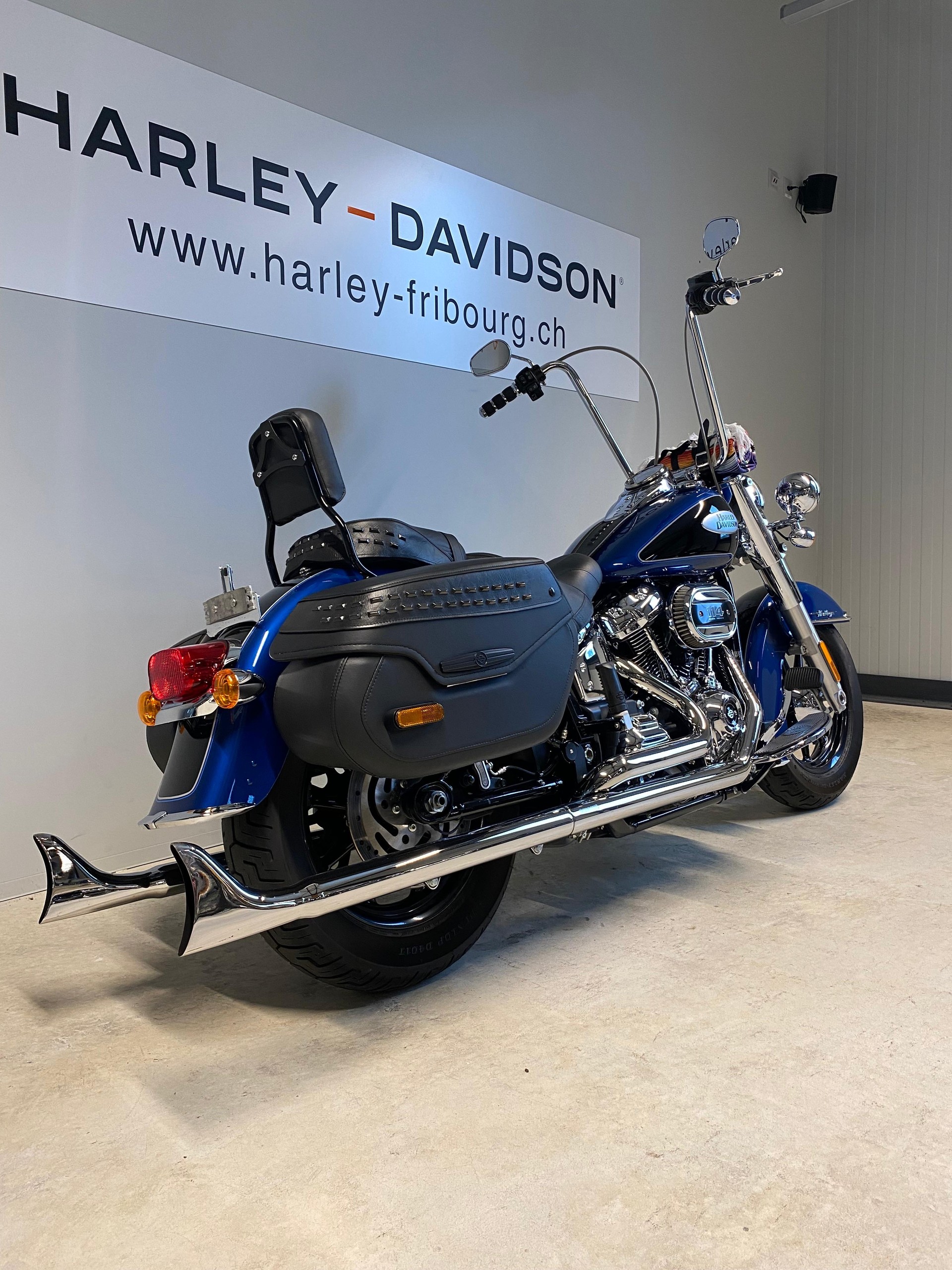 HARLEY-DAVIDSON FLHCS Heritage Classic 114 Black Finish-showroom-element-2