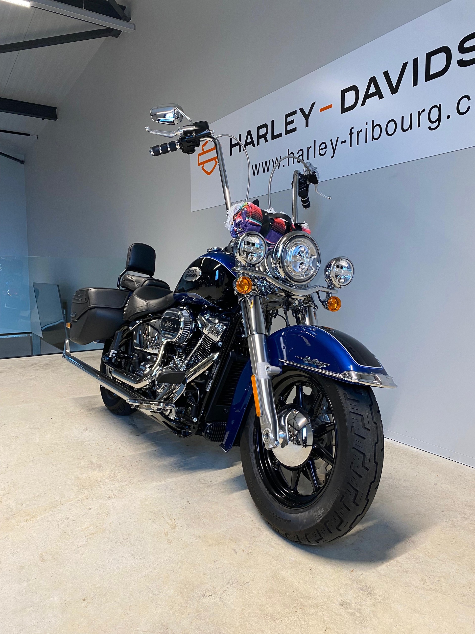 HARLEY-DAVIDSON FLHCS Heritage Classic 114 Black Finish-showroom-element-1