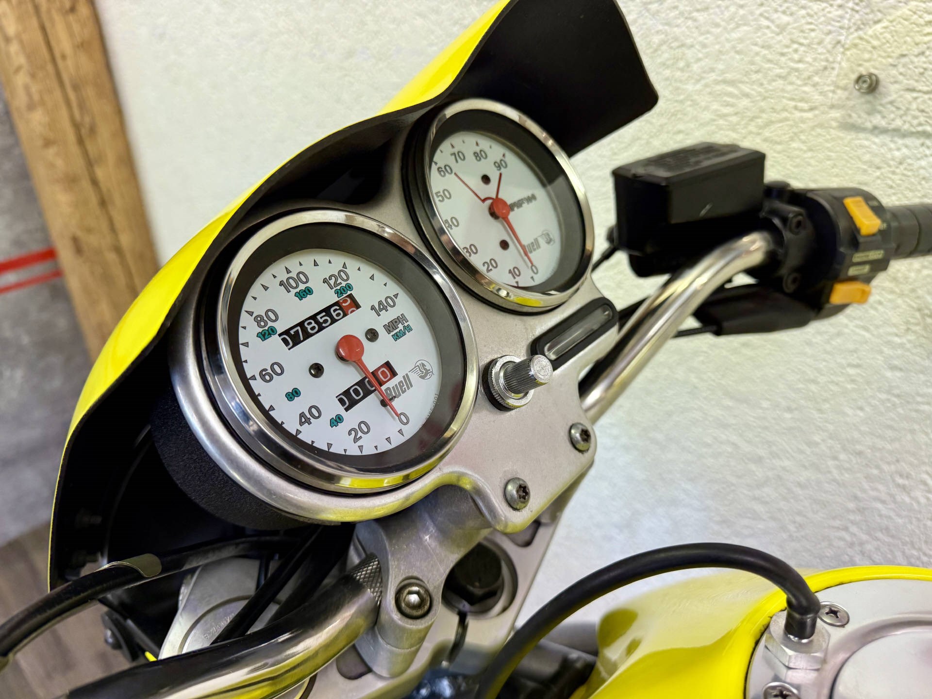 BUELL BUELL S1 LIGHTNING GELB-showroom-element-2