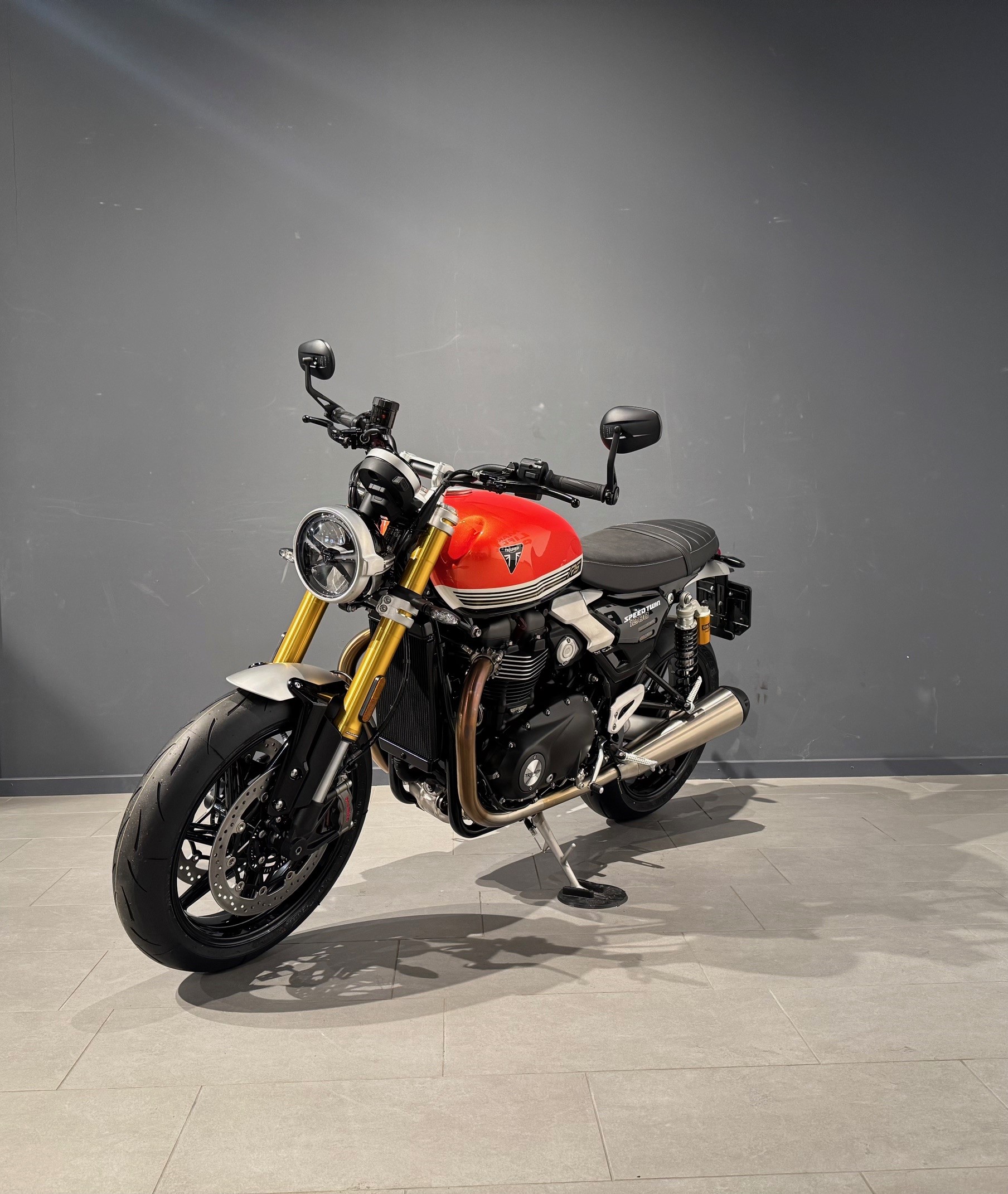 TRIUMPH 1200 RS-showroom-element-2