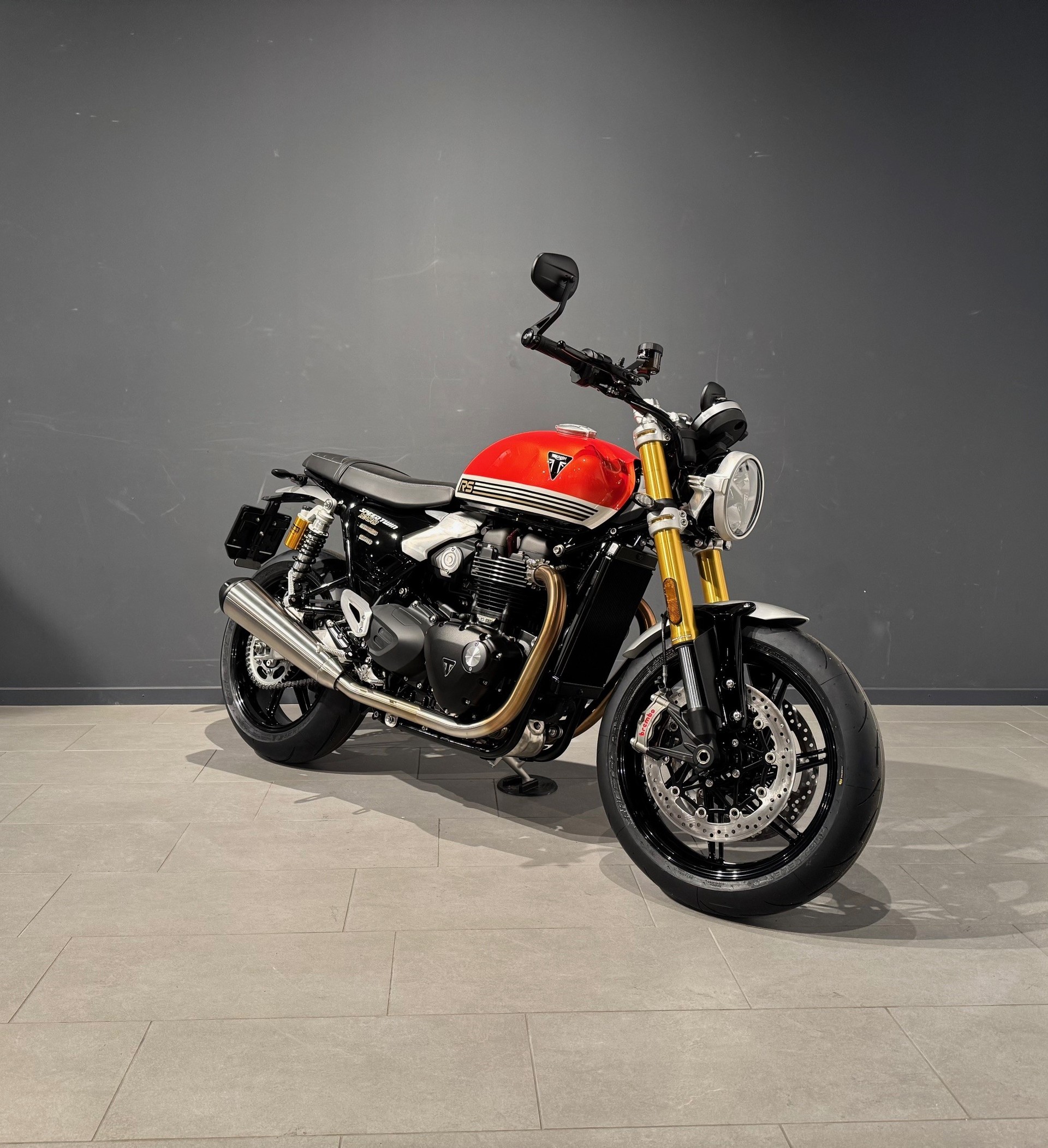 TRIUMPH 1200 RS-showroom-element-1