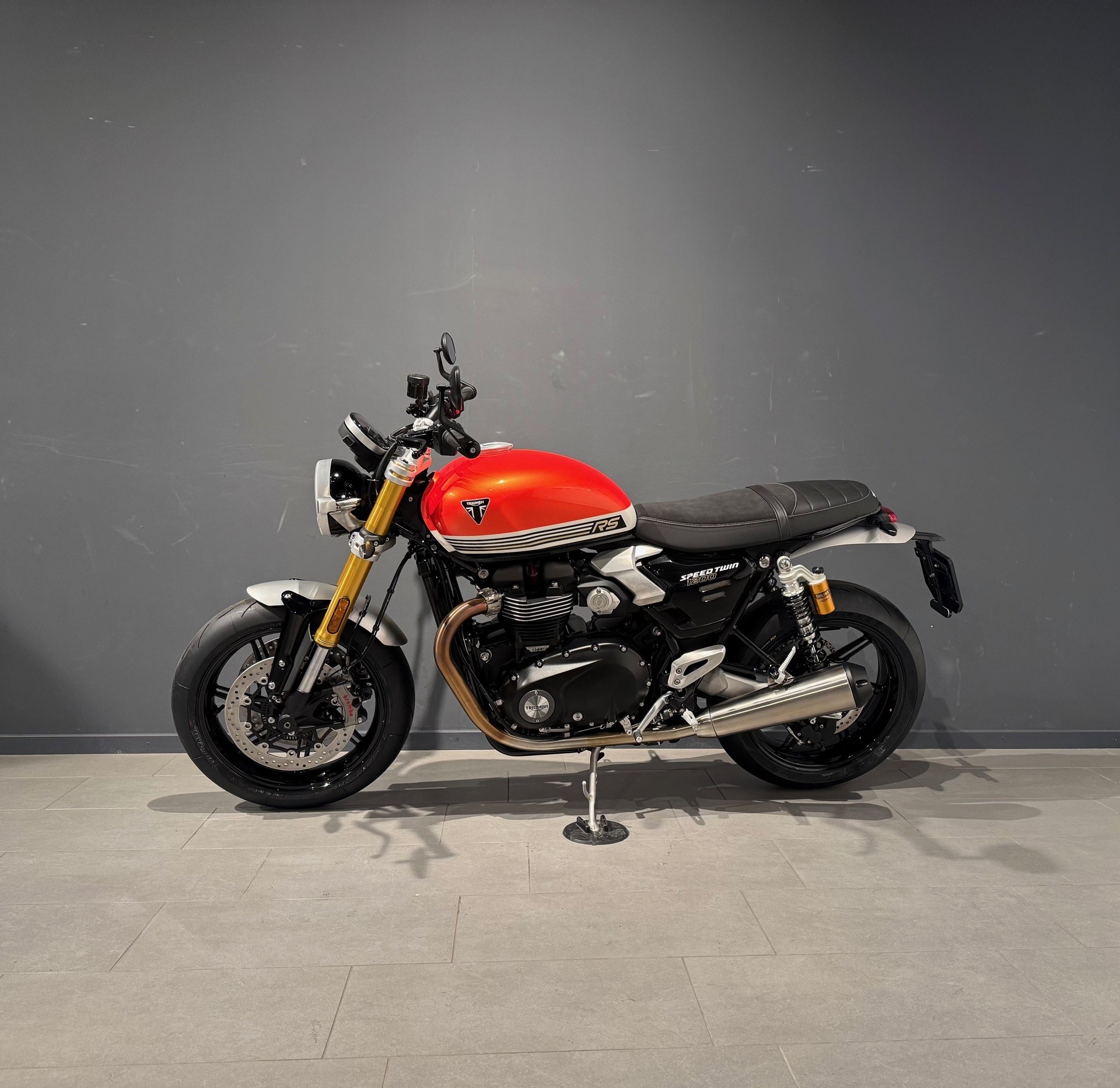 TRIUMPH 1200 RS-showroom-element-3