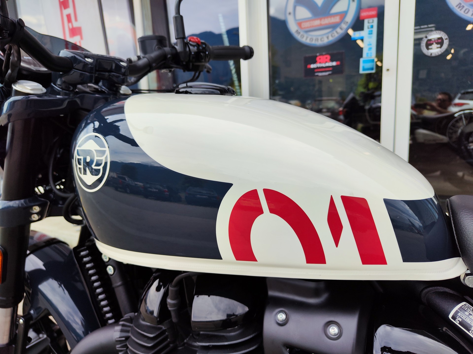 ROYAL ENFIELD SHOTGUN-showroom-element-2