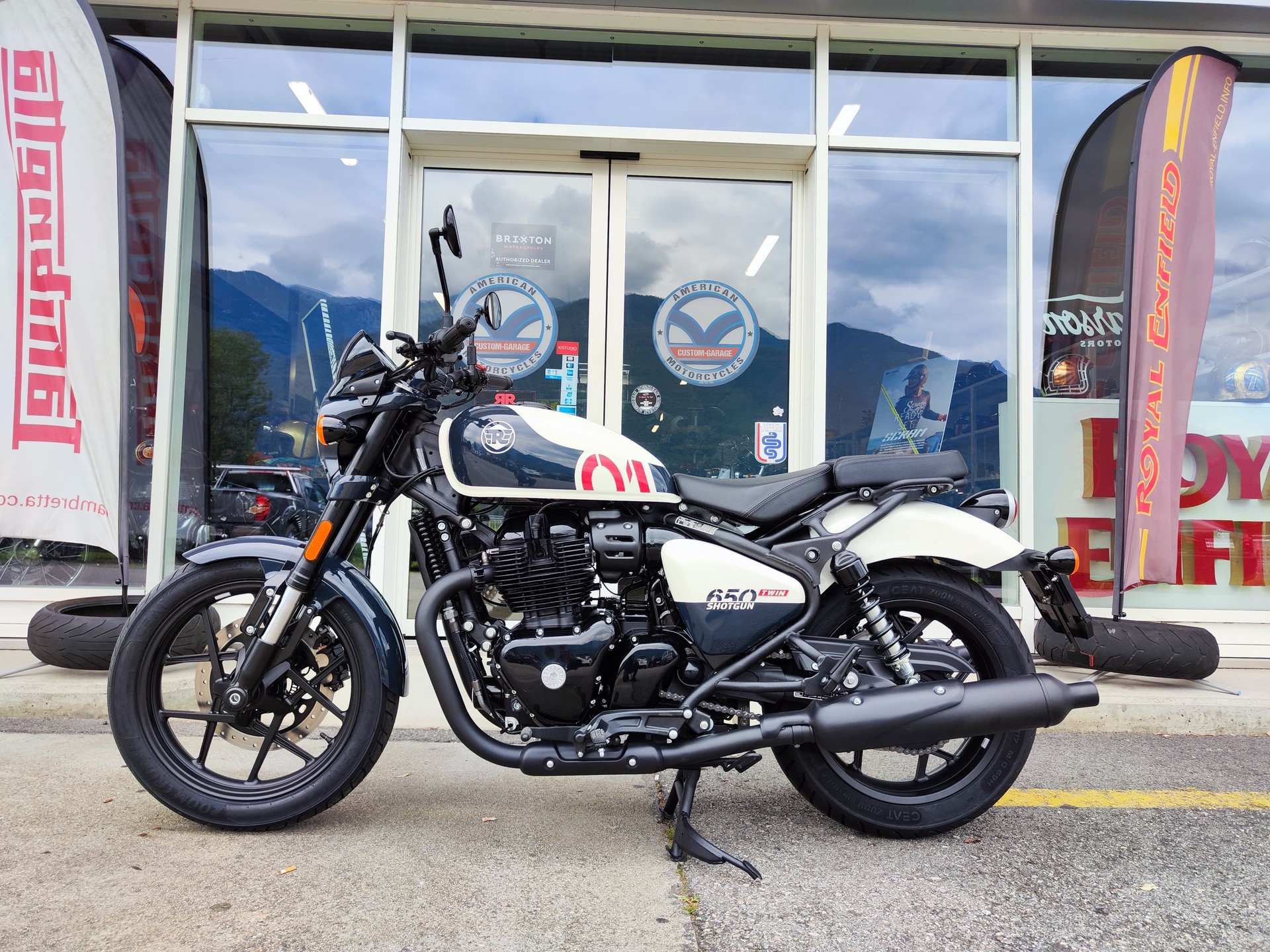 ROYAL ENFIELD SHOTGUN-showroom-element-1