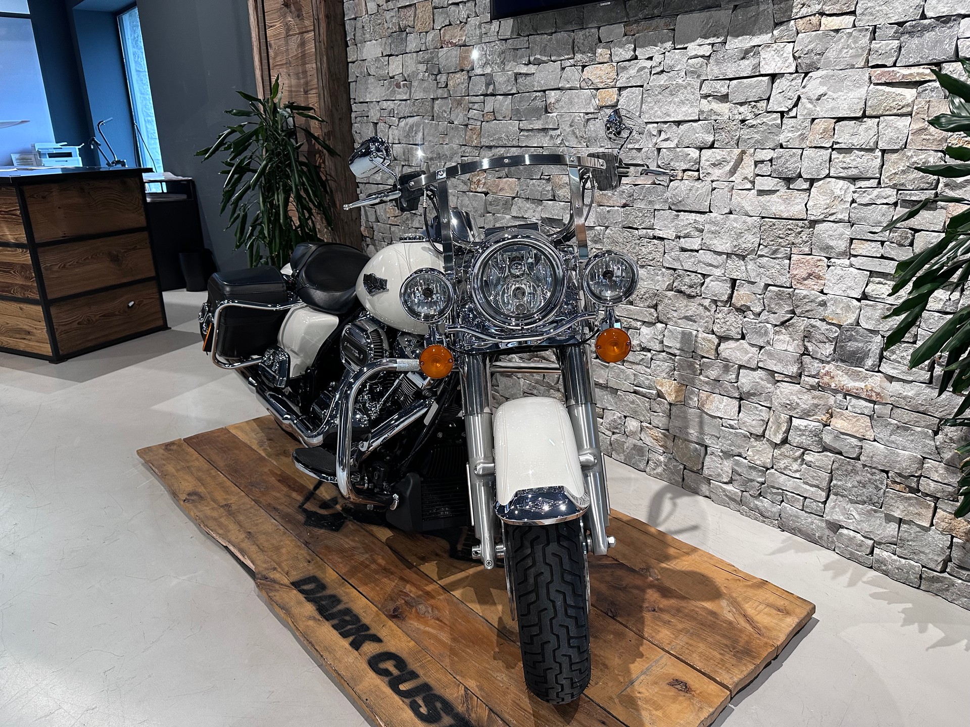 HARLEY-DAVIDSON Road King FLHRC-showroom-element-1