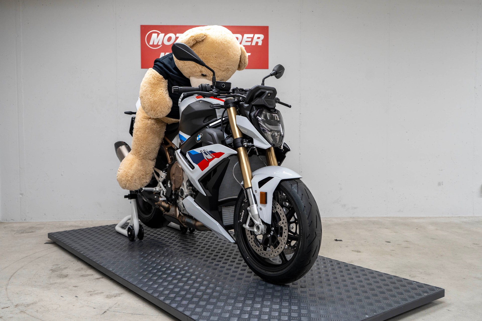 BMW S 1000 R-showroom-element-3