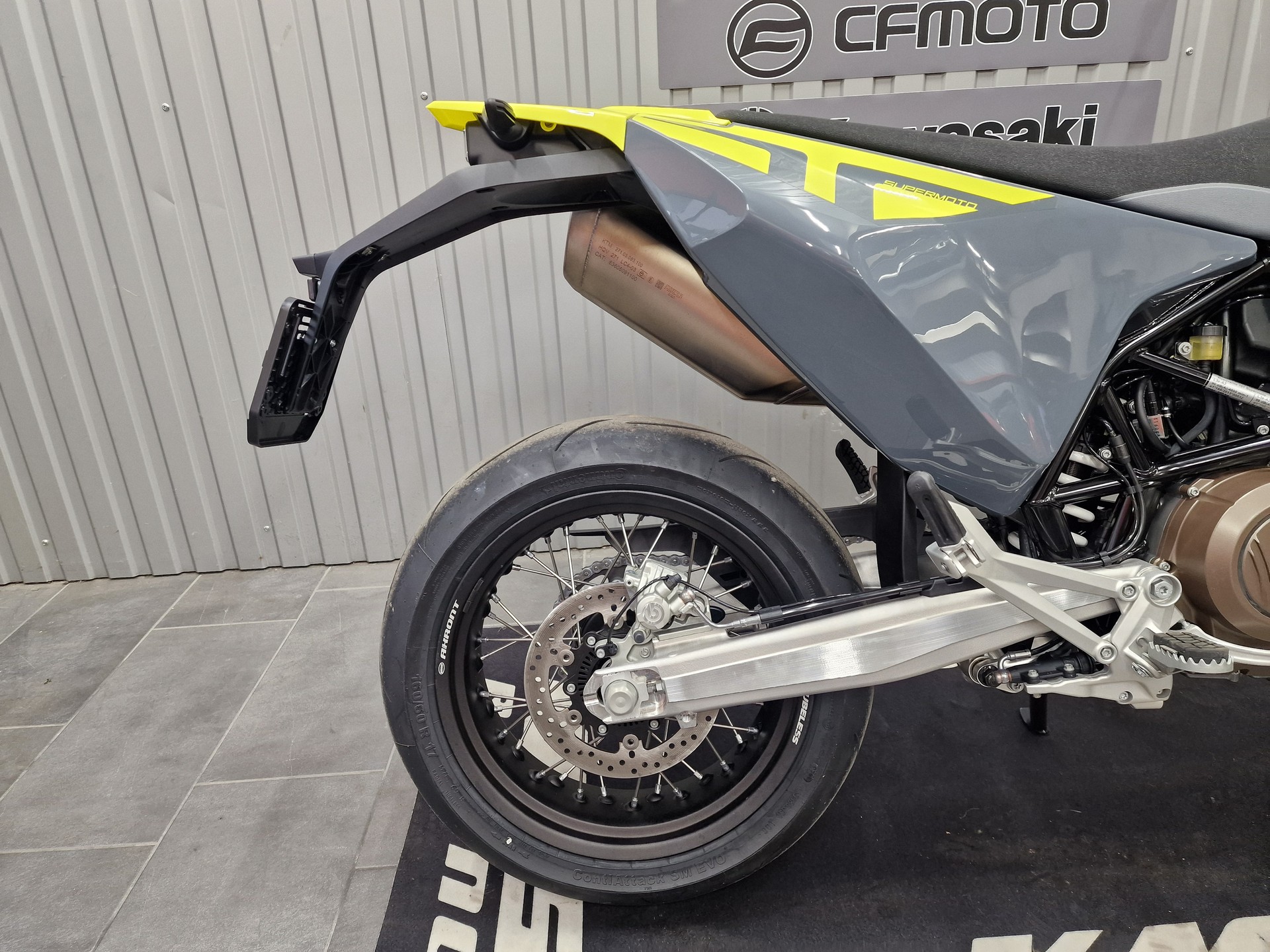 HUSQVARNA 701 Supermoto-showroom-element-2