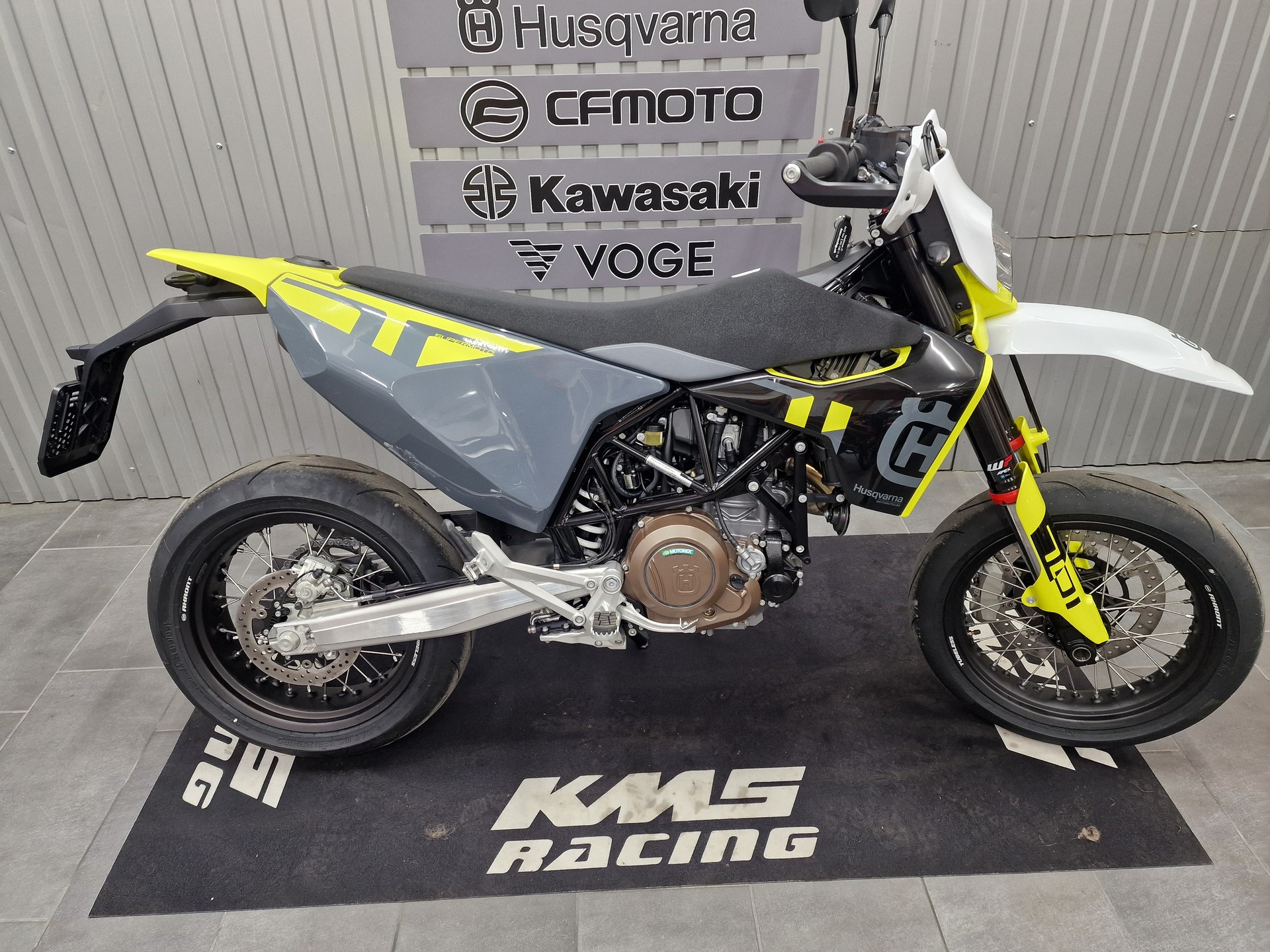 HUSQVARNA 701 Supermoto-showroom-element-1