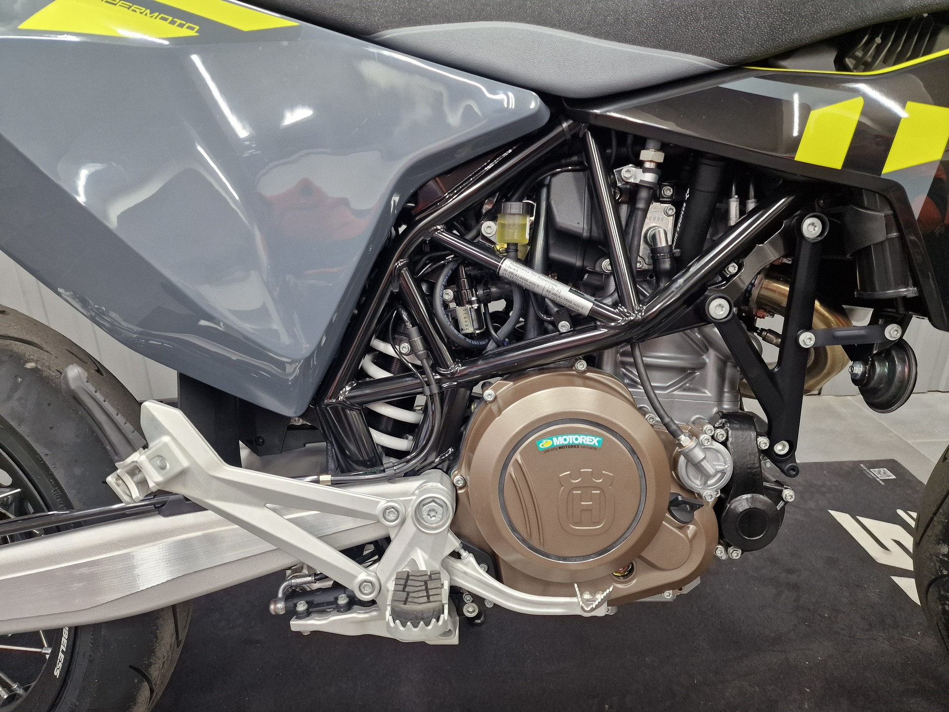 HUSQVARNA 701 Supermoto-showroom-element-3