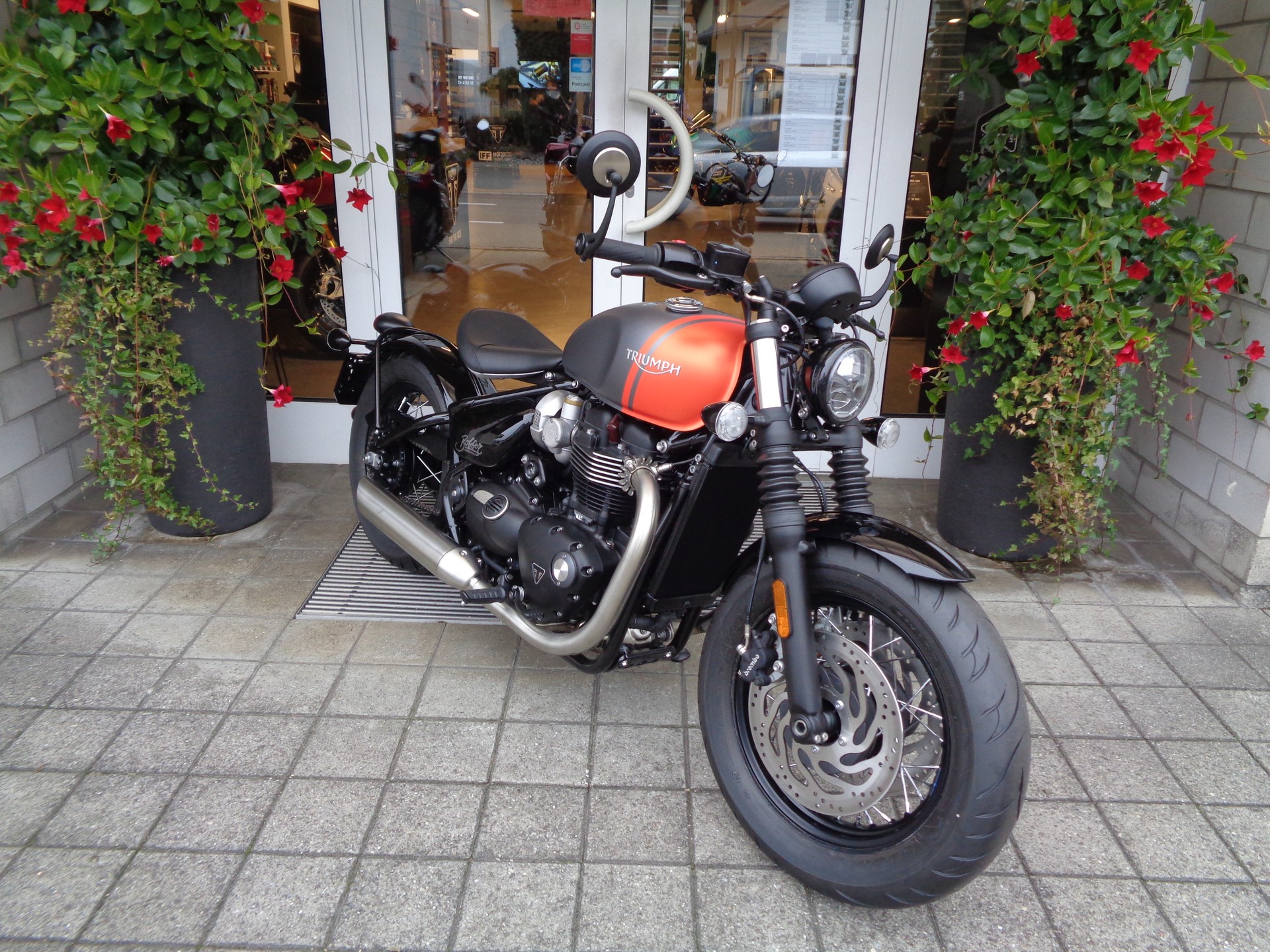 TRIUMPH Bonneville 1200  Bobber-image-2