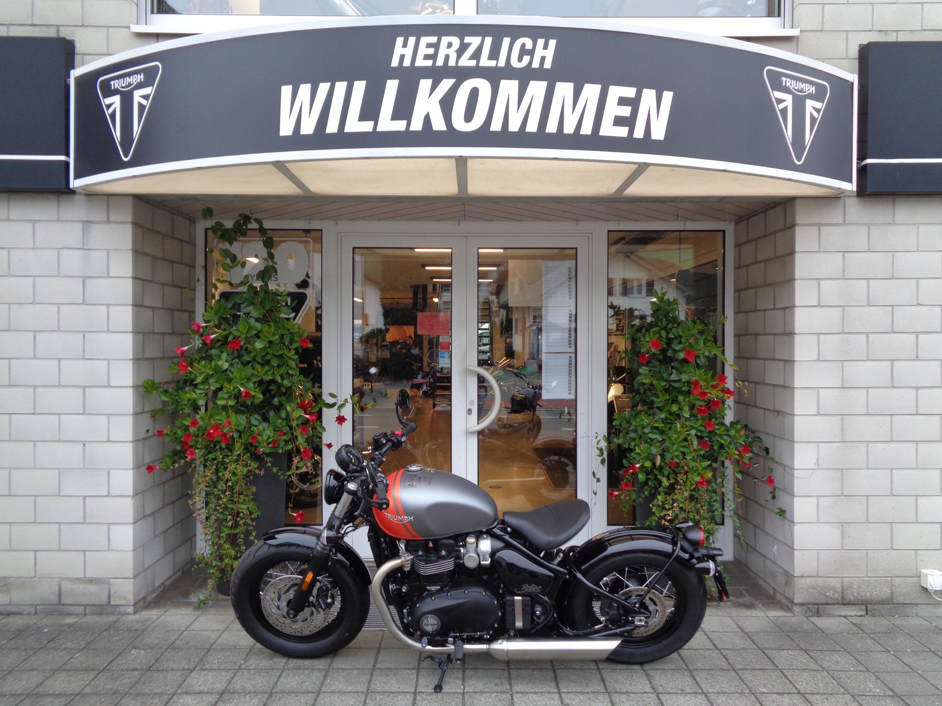 TRIUMPH Bonneville 1200  Bobber-image-3