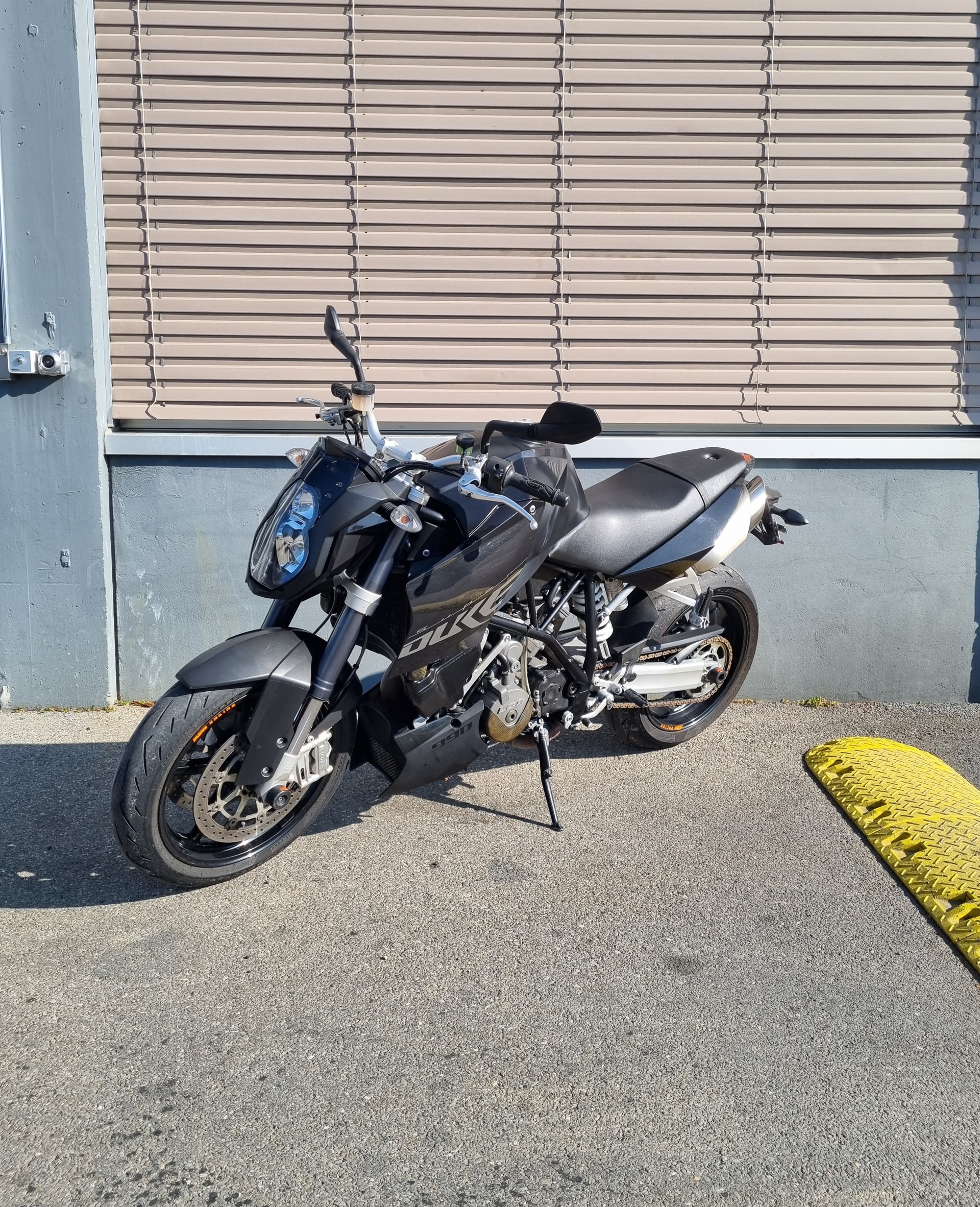 KTM 990 Super Duke-showroom-element-1