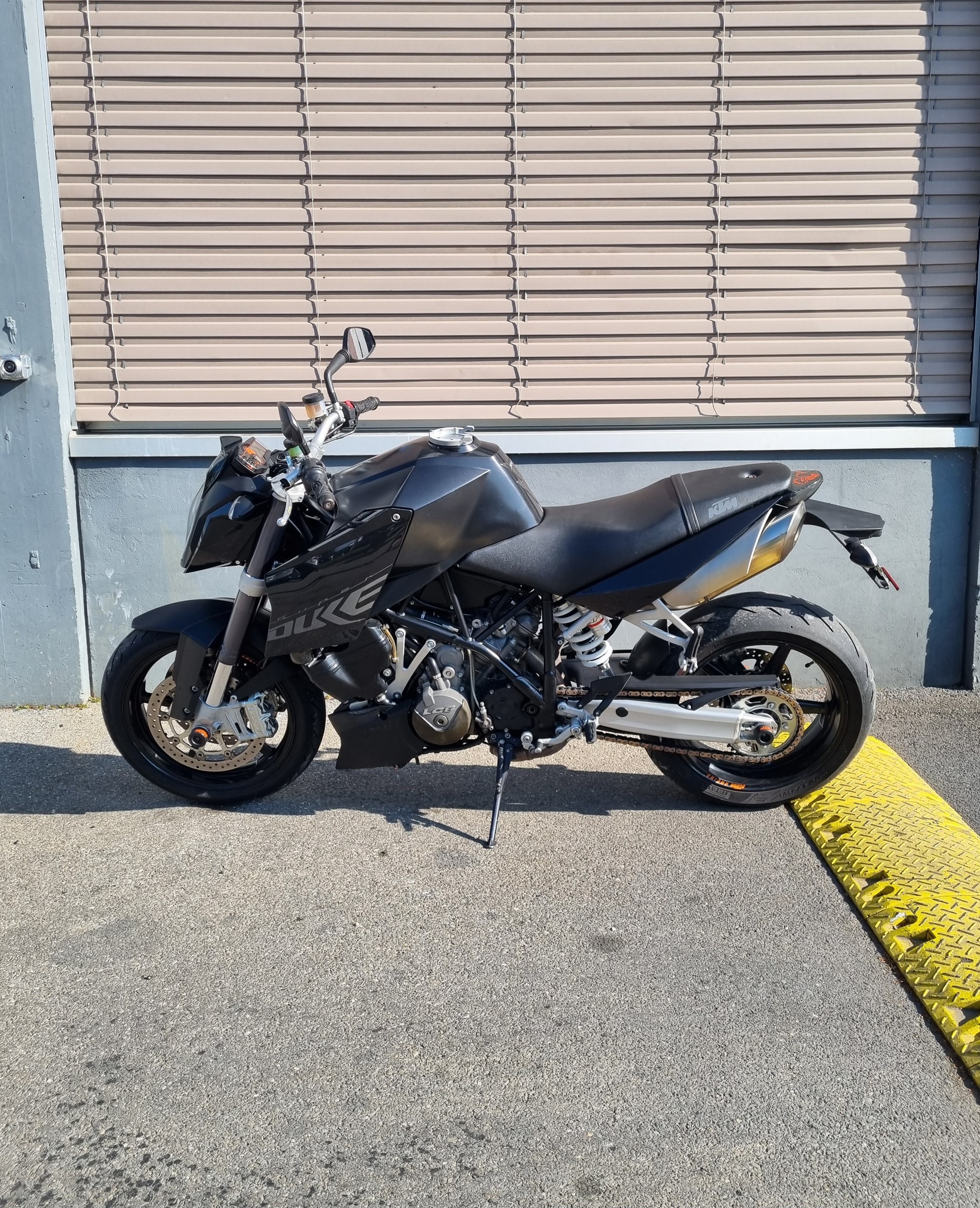 KTM 990 Super Duke-showroom-element-3