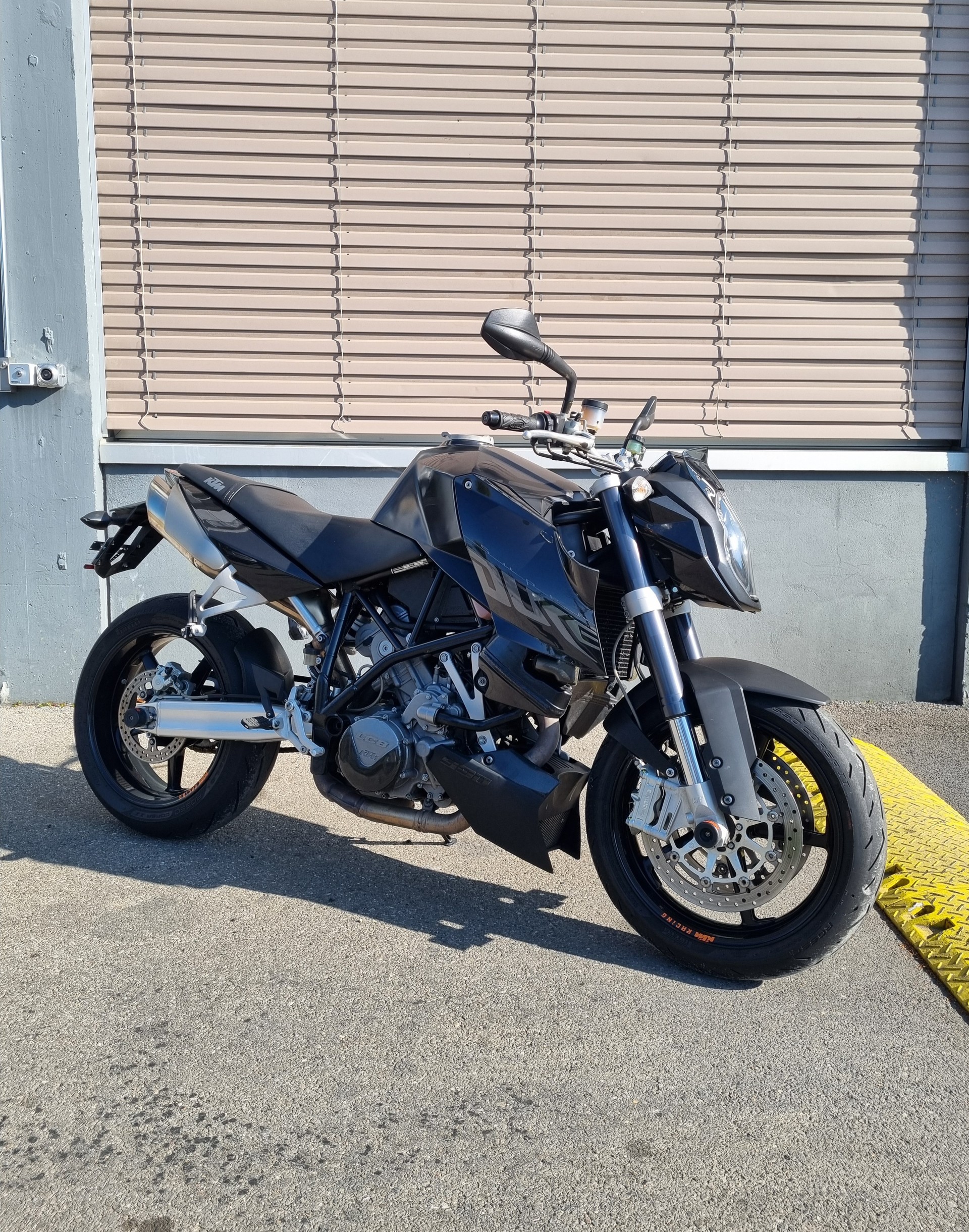 KTM 990 Super Duke-showroom-element-2